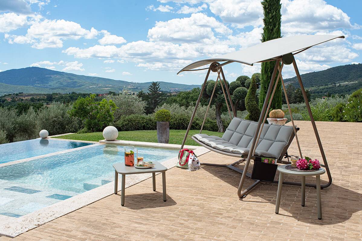 Canapé à bascule avec ombrelles, élégant et atypique, collection Reel par EMU à Saint-Tropez