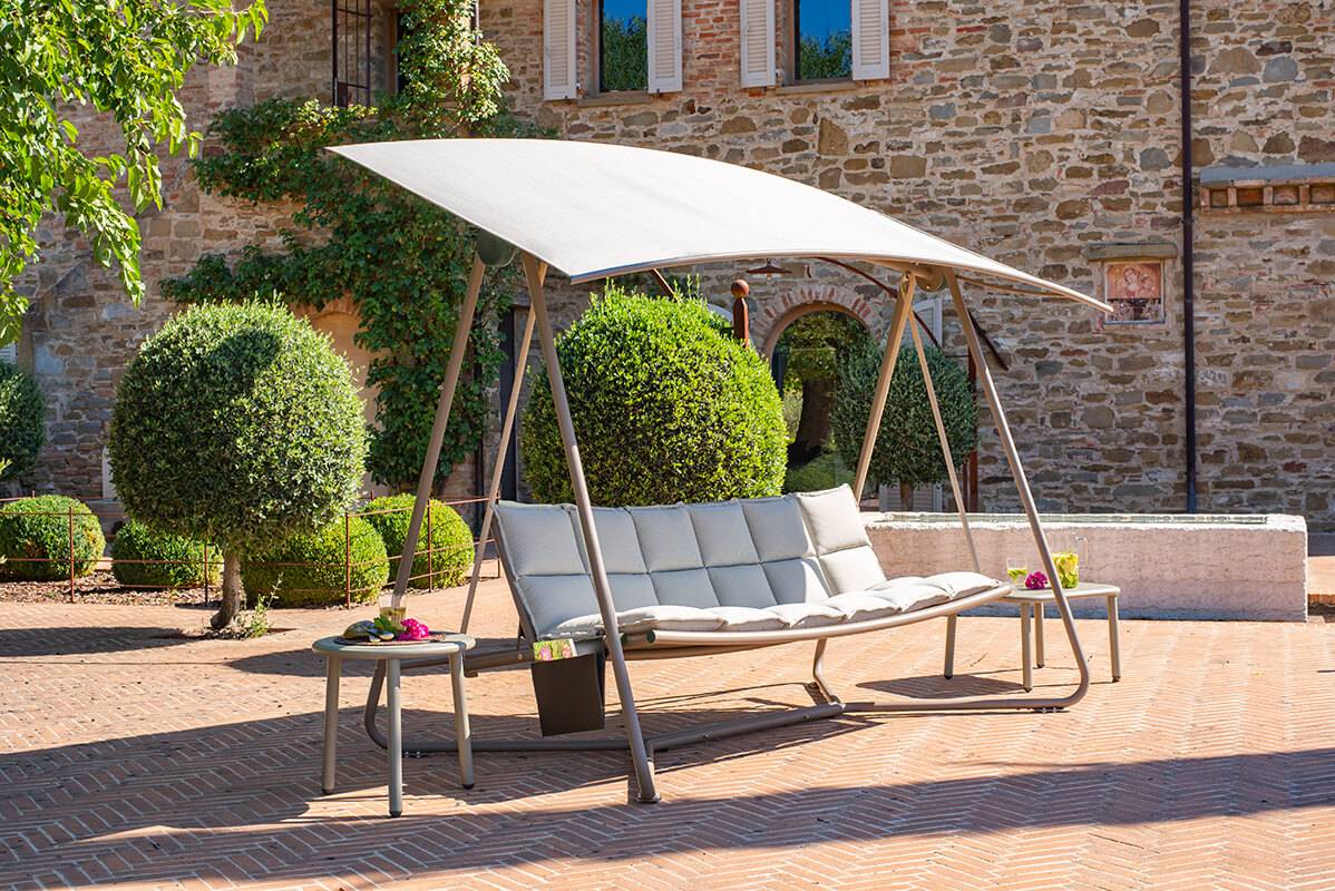 Canapé d'extérieur iconique, collection Reel par EMU à Monaco