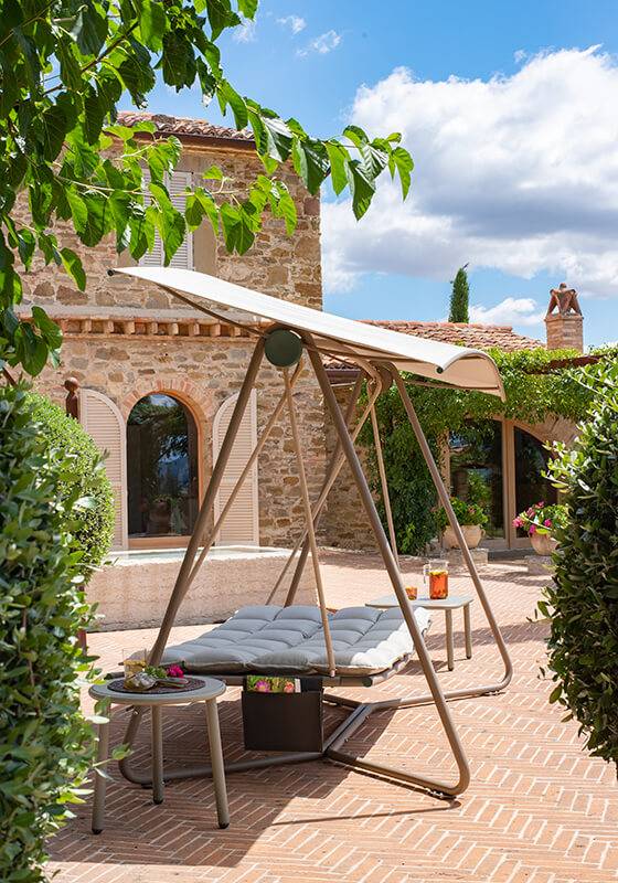 Canapé suspendu original, en acier galvanisé, collection Reel par EMU à La Rochelle