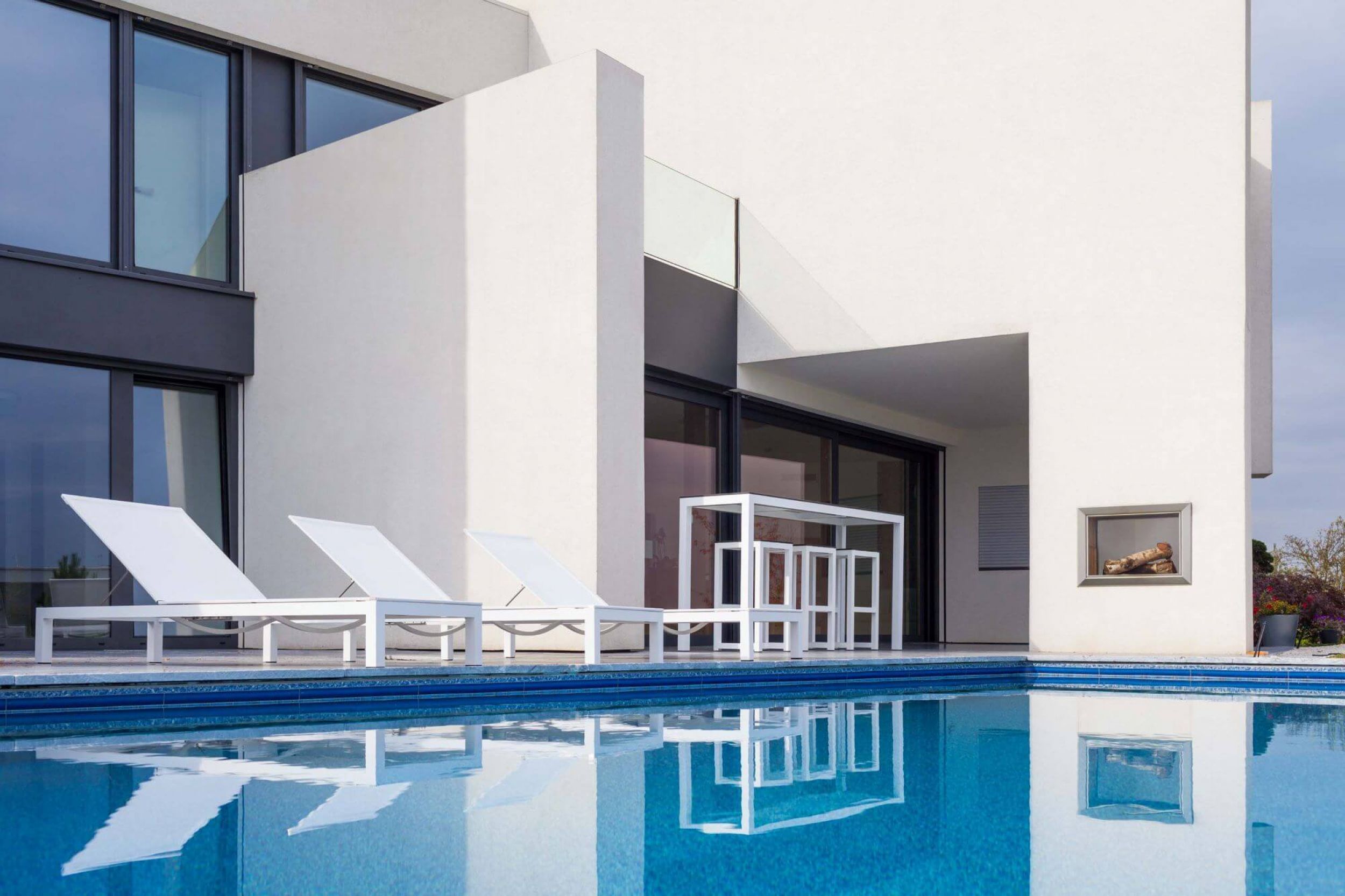 Ensemble de bar en aluminium  et HPL collection Leuven par Todus à Marseille