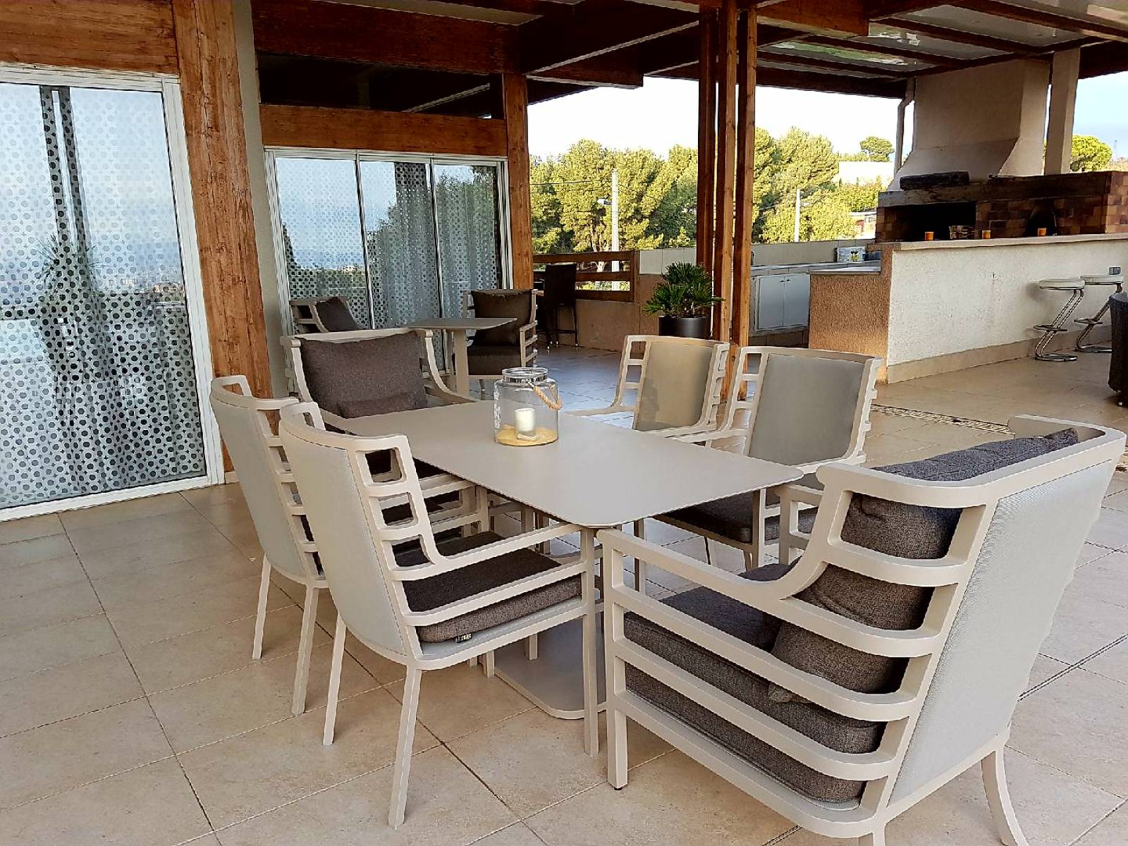 Ensemble de repas pour l'extérieur en aluminium avec coussins gris/beige à Marseille