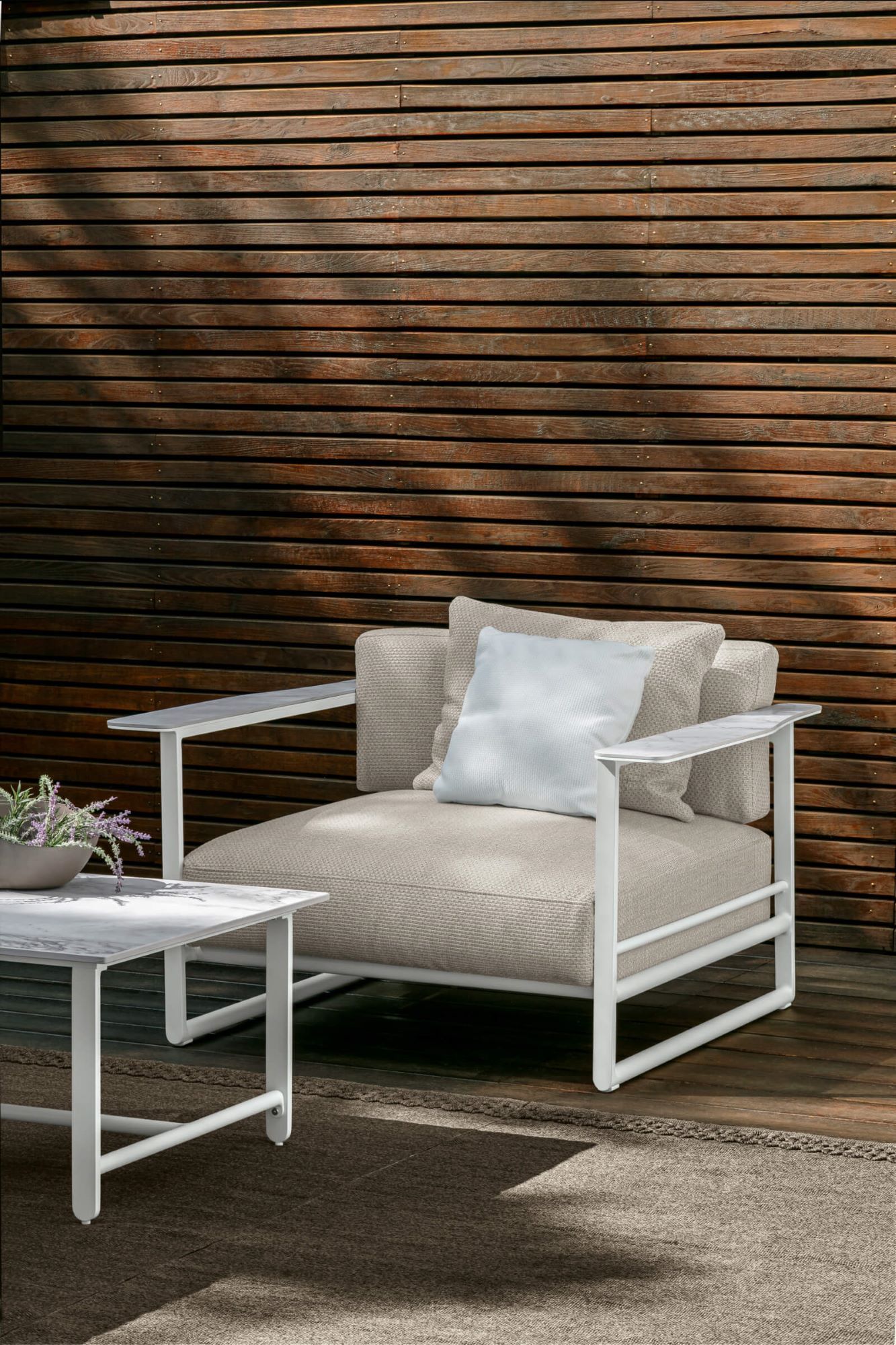 Fauteuil lounge de jardin avec accoudoirs marbrés collection Riviera par Talenti à Marseille