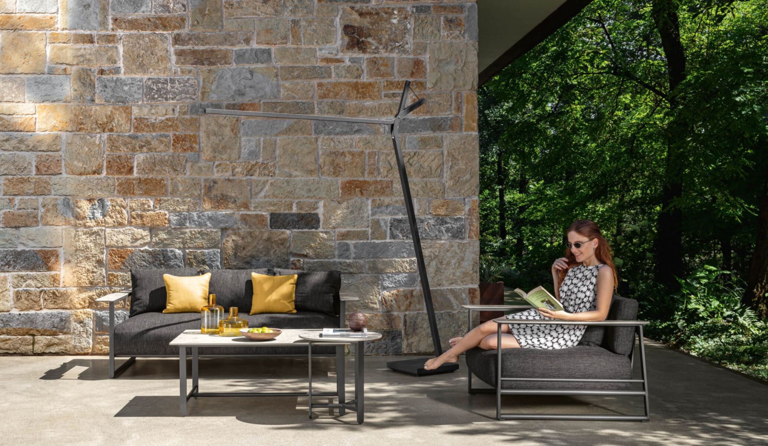 Salon de jardin design et confortable avec accoudoirs marbrés collection Riviera par Talenti à Genève