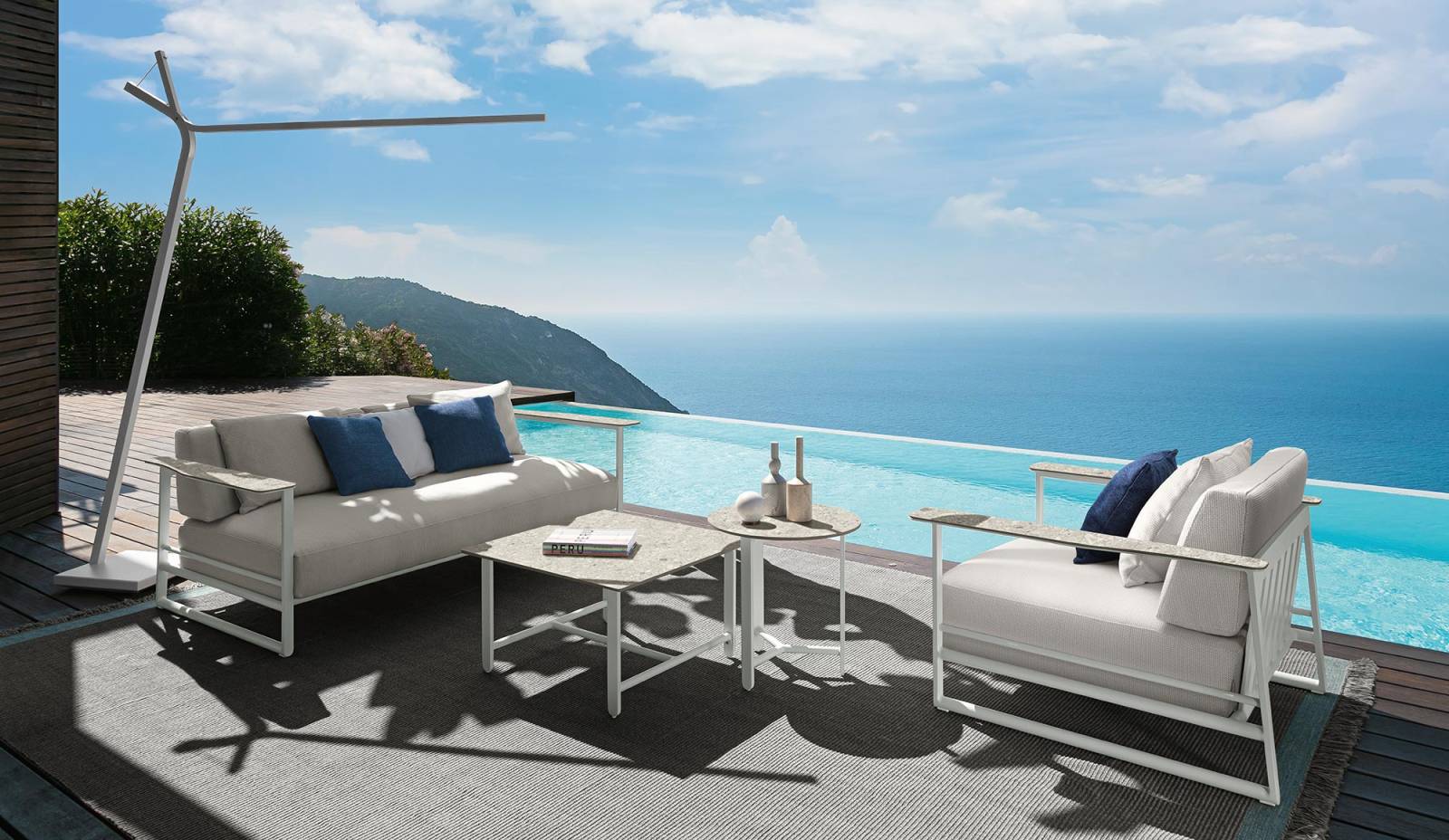 Structure blanche de la lampe d'extérieur, collection Cleo Soft Alu par Talenti à Cannes