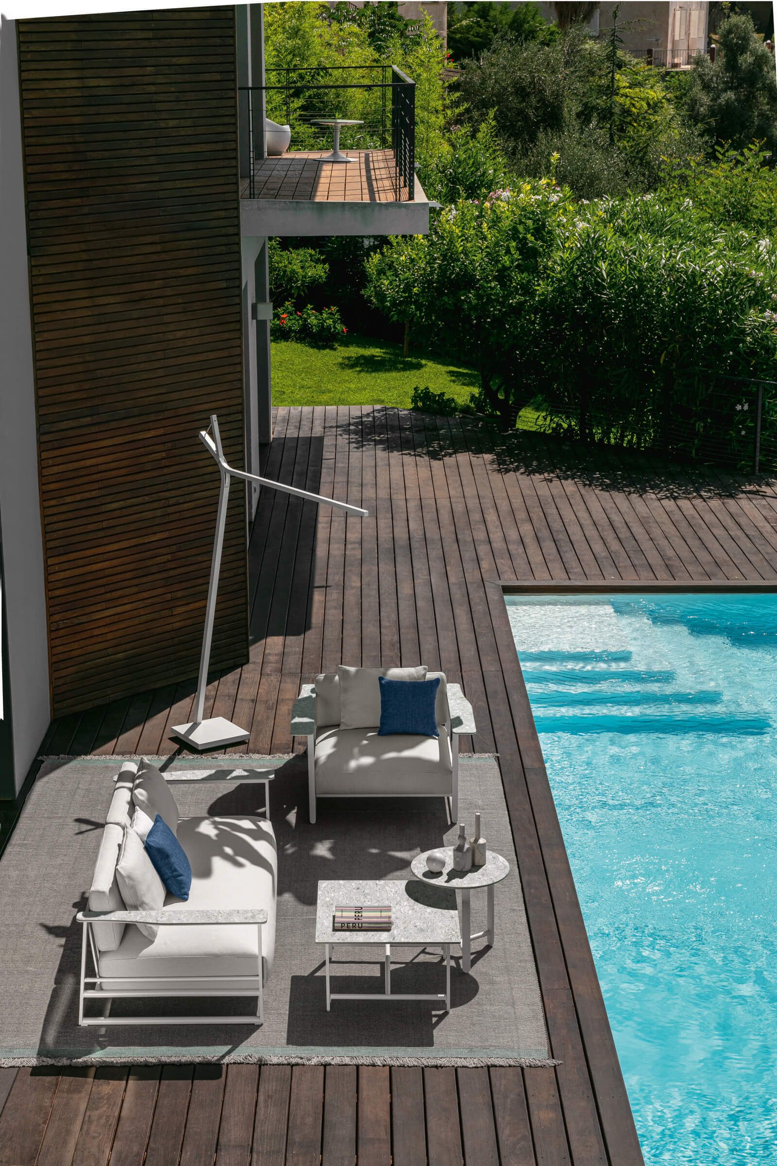 Salon de jardin contemporain avec accoudoirs marbrés collection Riviera par Talenti à Lyon