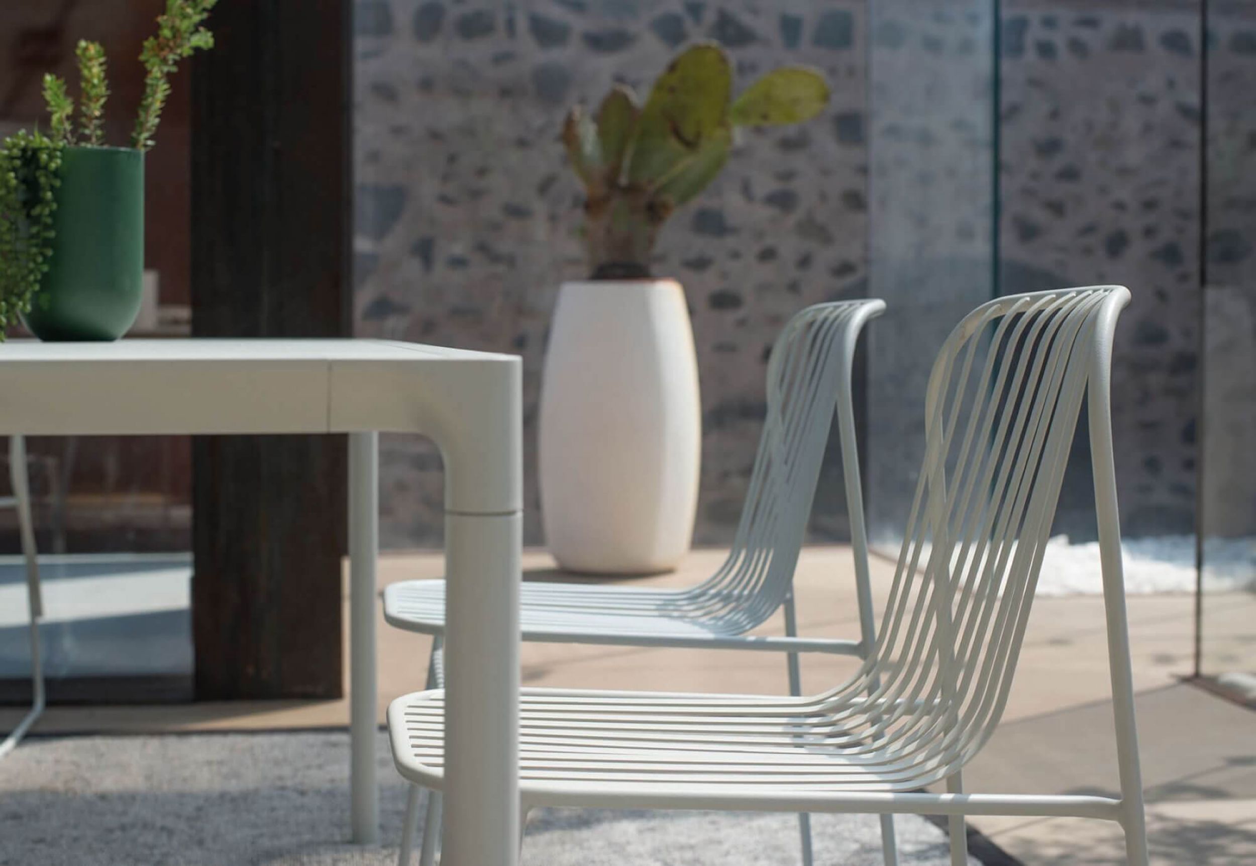 Chaise de repas graphique minimal en acier galvanisé collection Riviera par Emu à Marseille