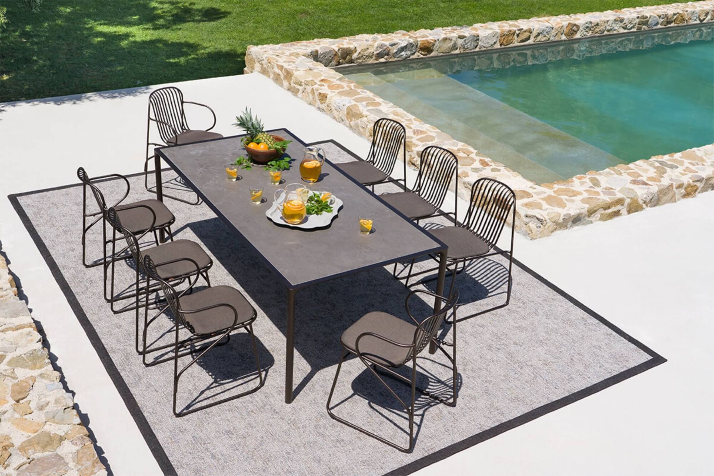 Chaise de repas graphique minimal en acier galvanisé collection Riviera par Emu à Aix