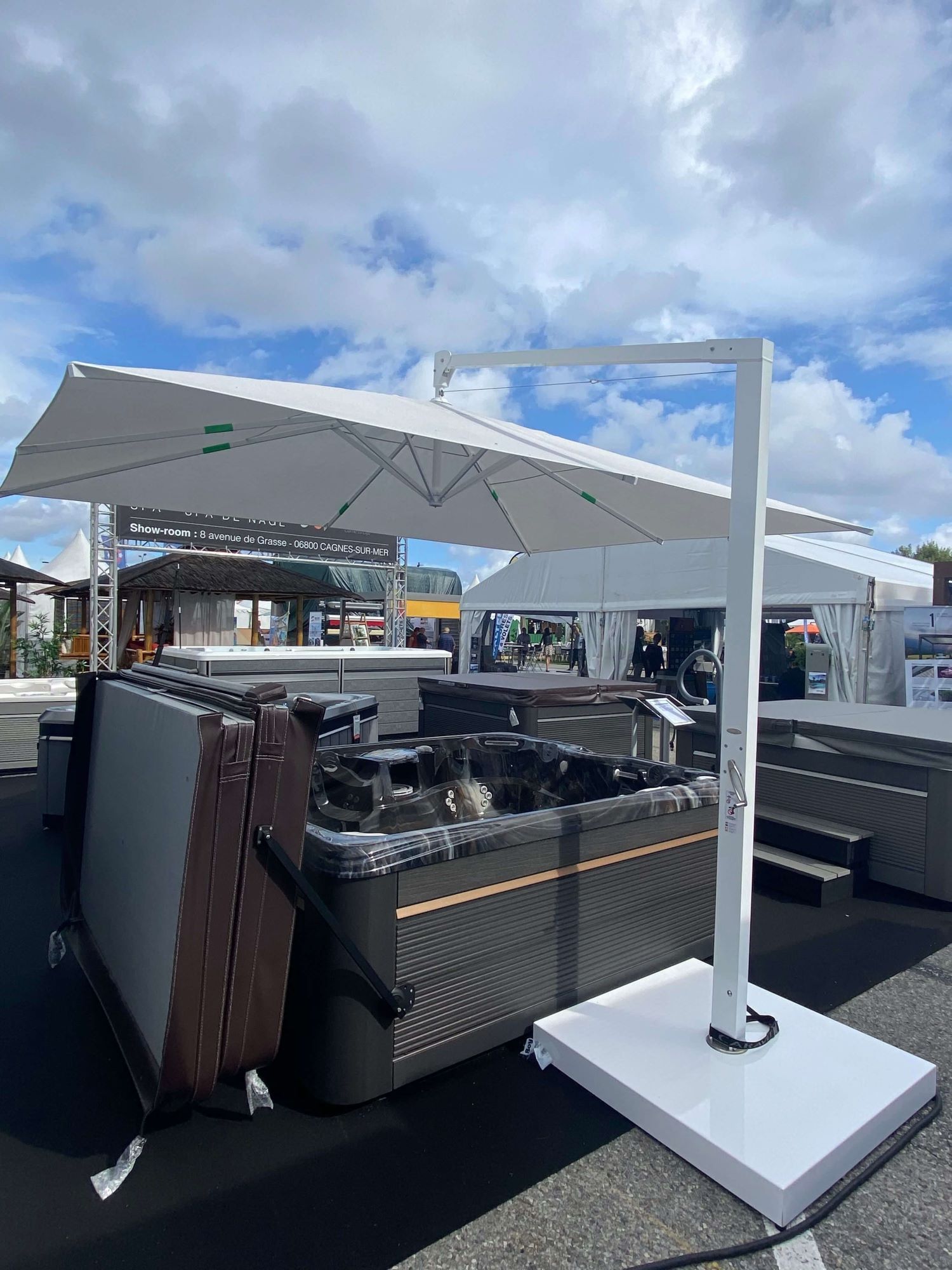 Parasol géant avec mât déporté Amalfi à Aix