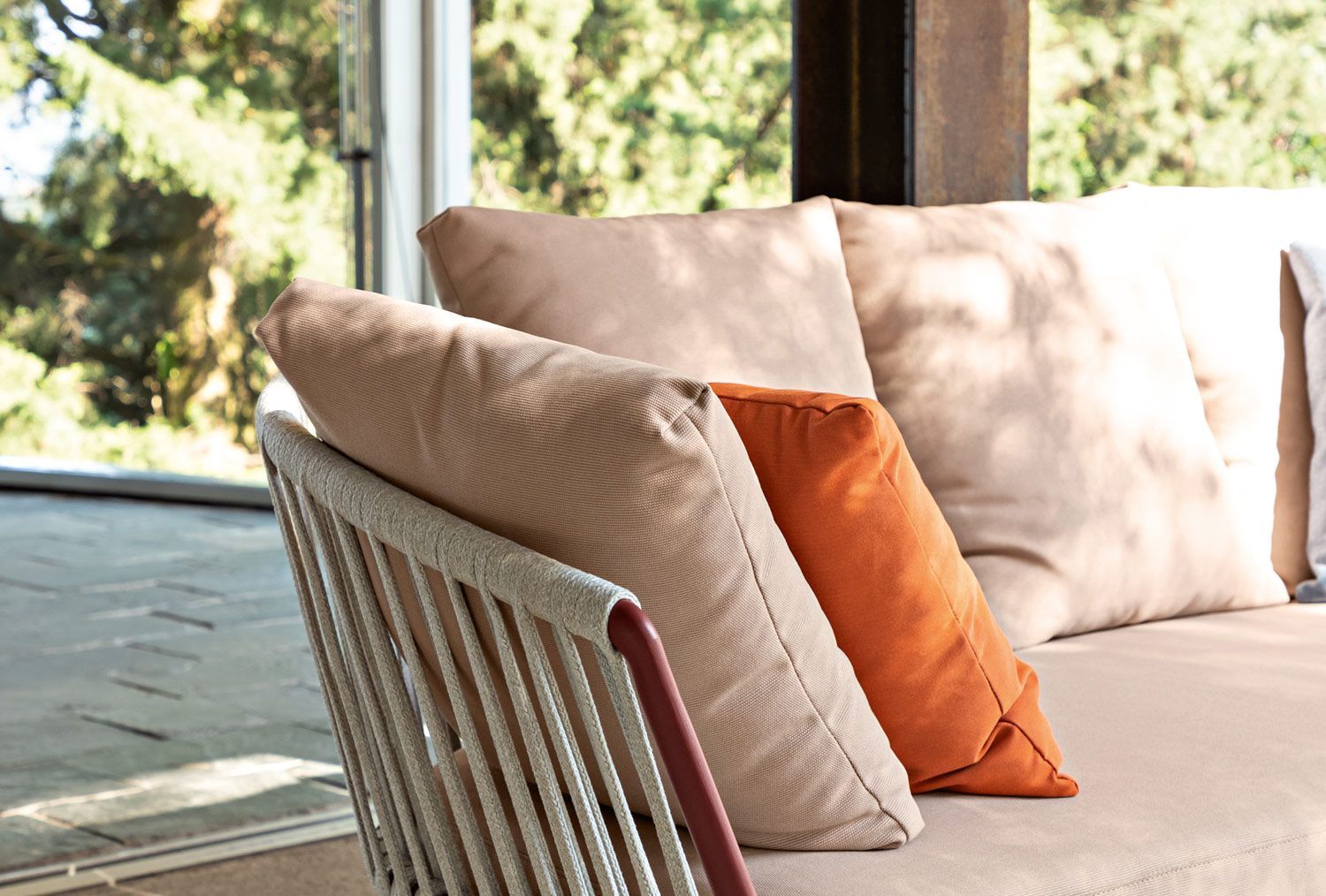 zoom du sofa de la collection Ria avec cordage à Nantes