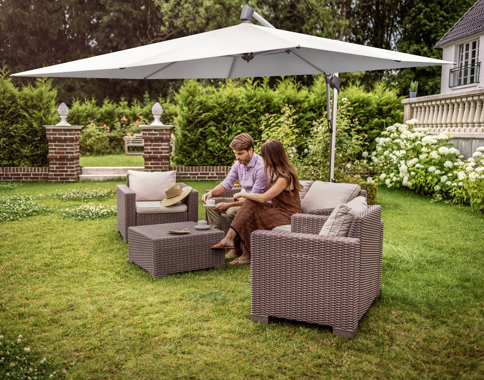 Parasol avec une protection solaire à 360°, collection Sombrano S+ et modèle phare de la marque Glatz à Annecy