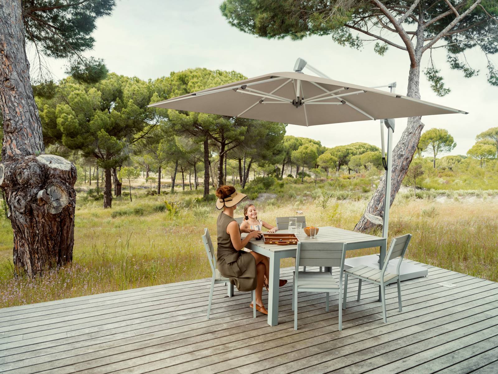 Toit d'armature en carré du parasol Sombrano par Glatz à Saint-Tropez