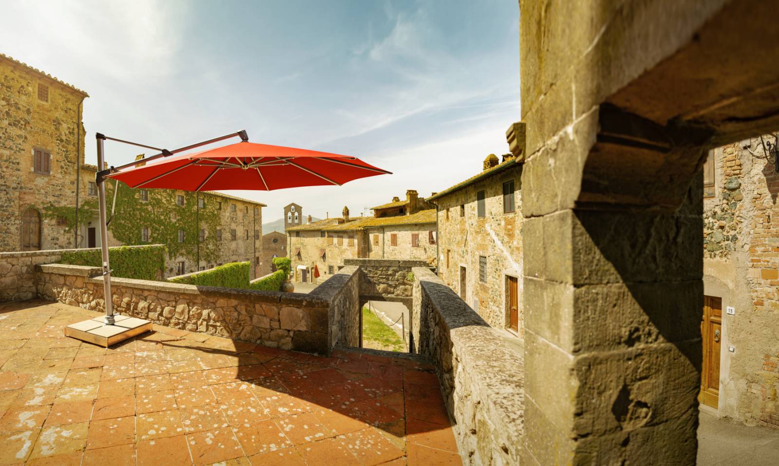 Parasol design avec manivelle pour ouvrir et fermer le parasol SOmbrano par Glatz sur la Côte d'Azur