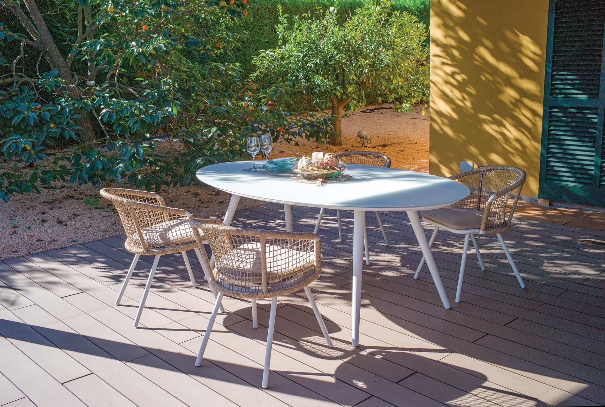 Table de repas design ovale en aluminium thermo laqué et verre collection Spade et chaises Athena à Grasse