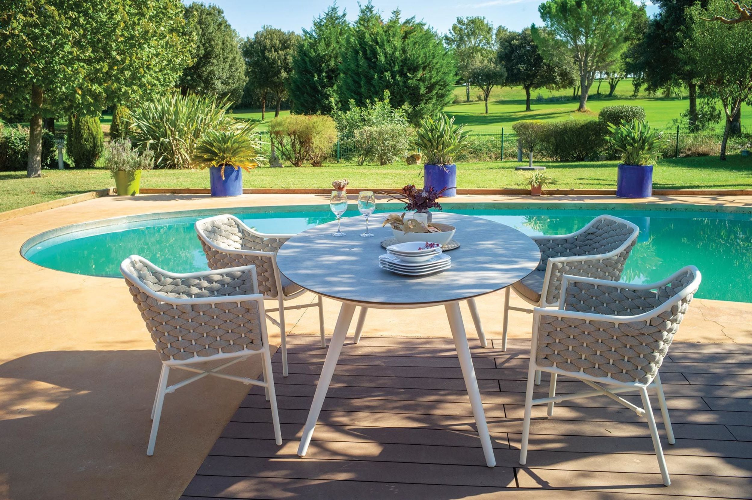 Chaise aluminium thermo laqué et cordes collection Rio et table Spade à Nice