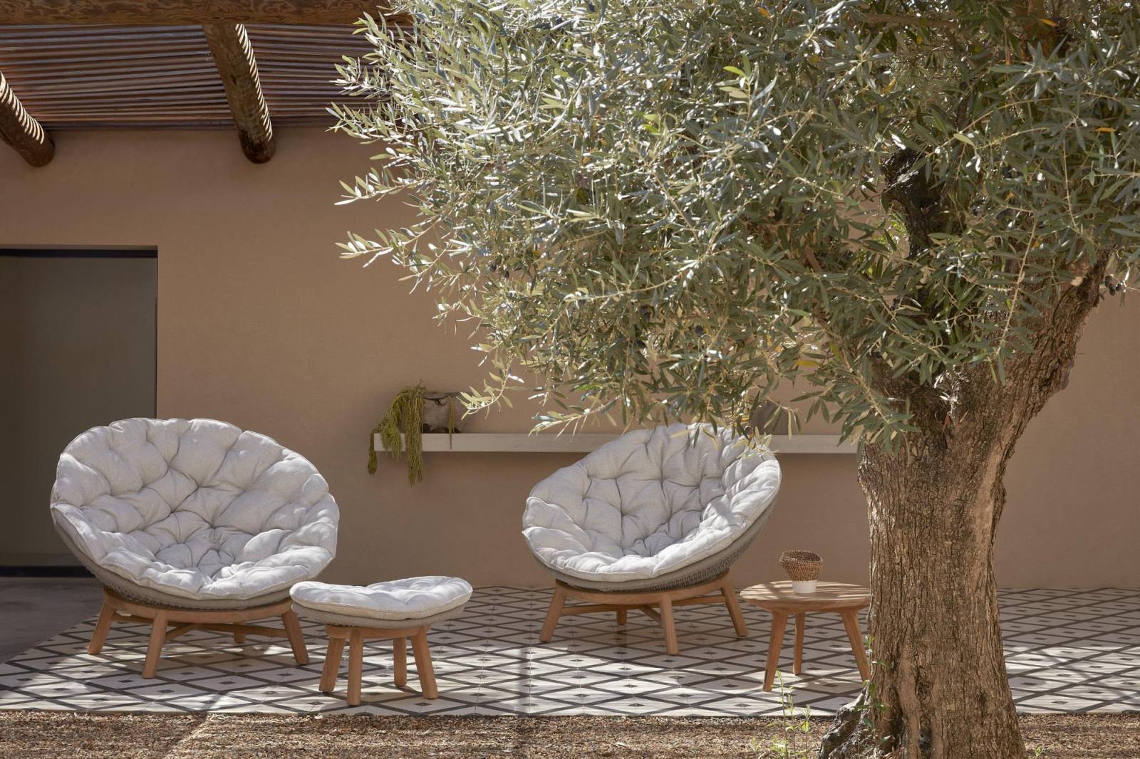 Structure en teck du fauteuil lounge collection Sandua par MANUTTI à Toulon