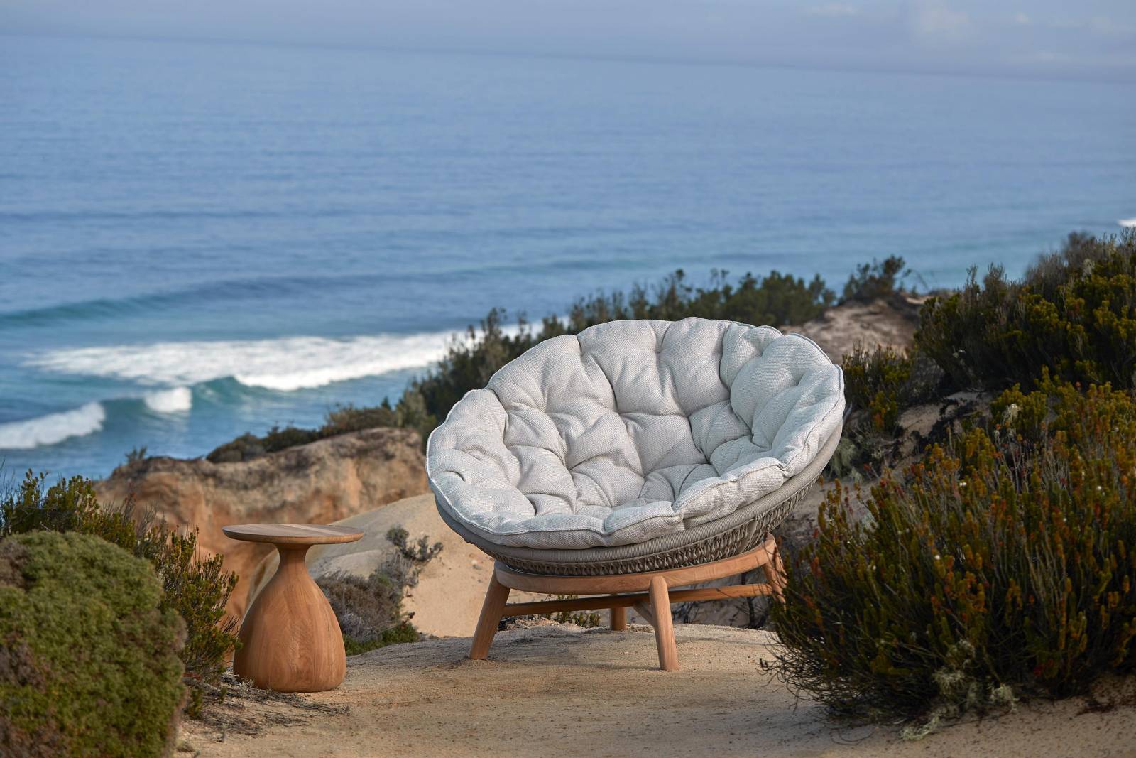 Revêtement tressé en cordes naturelles du fauteuil confortable et rembourré, collection Sandua par MANUTTI à Marseille
