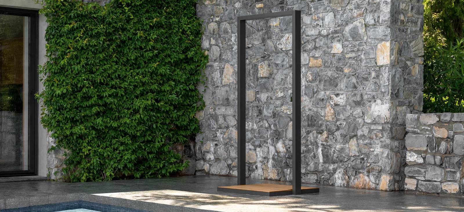 Douche d’extérieure en aluminium et bois accoya, collection Showergate par TALENTI à Monaco