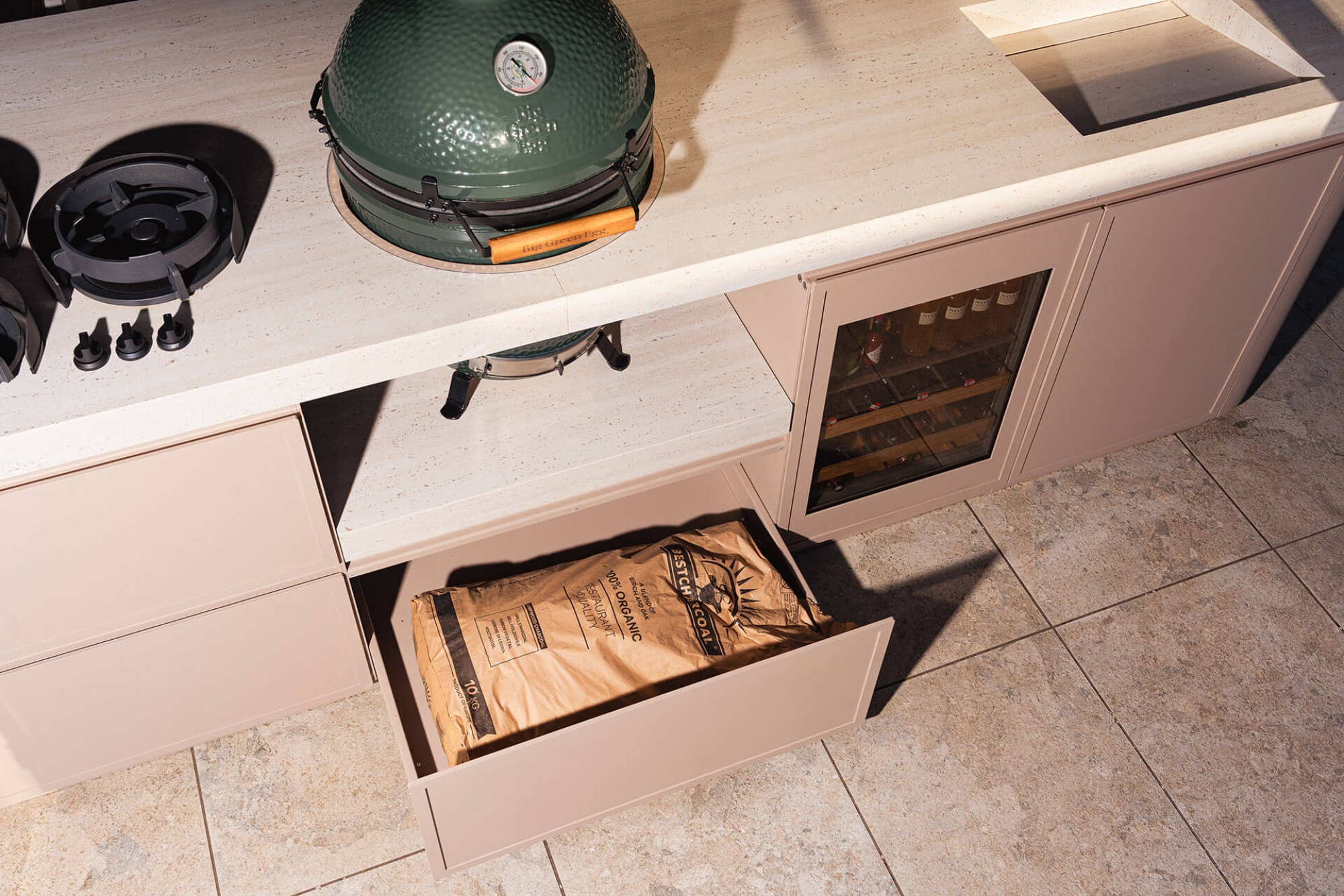 Cuisine extérieure à la silhouette élégante, contemporaine et aux lignes arrondies conçue sur mesure et entièrement personnalisable, collection Tulum