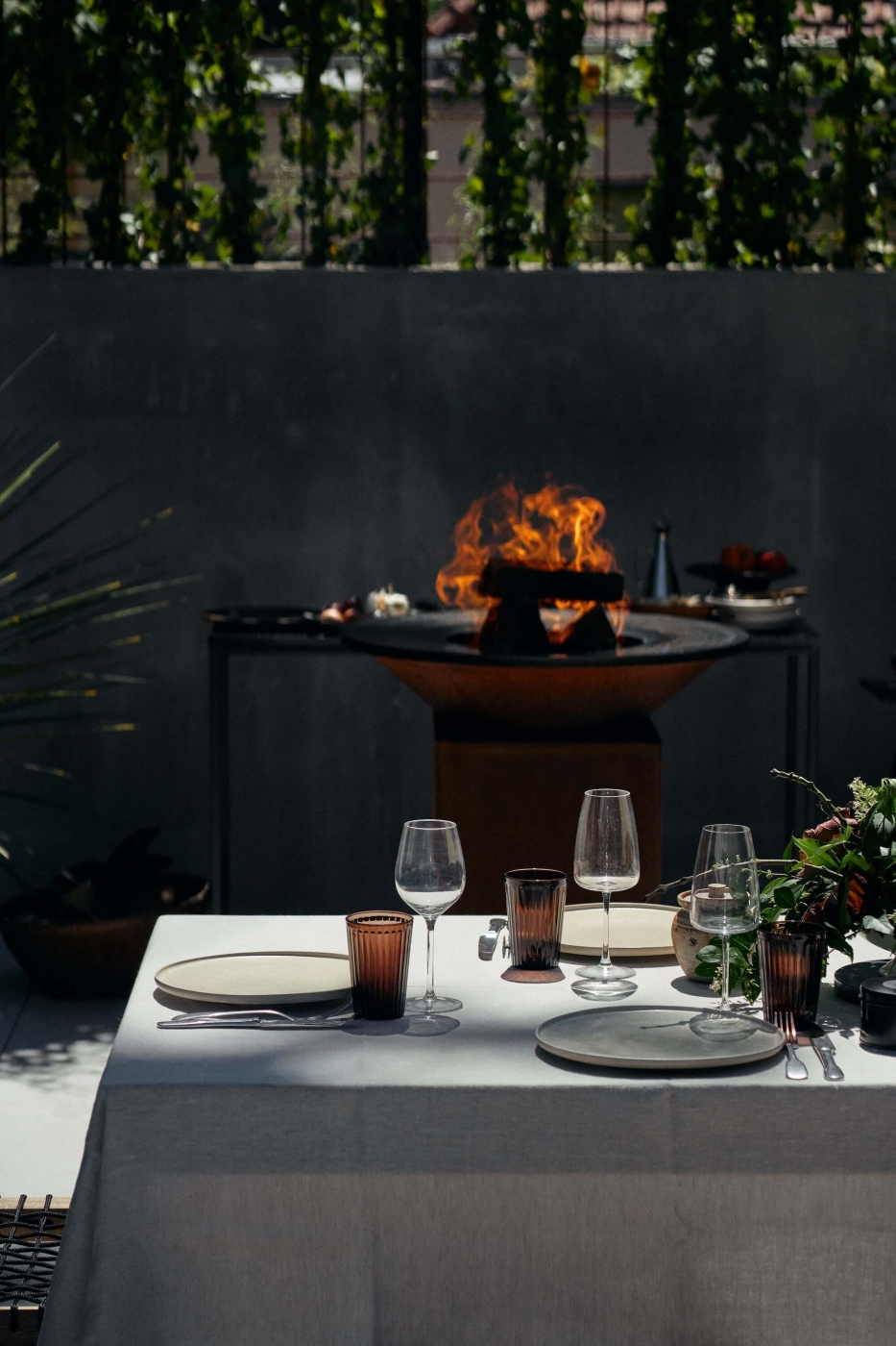 Grill extérieur circulaire en acier avec fonction brasero, OFYR Classic+ à Nice 
