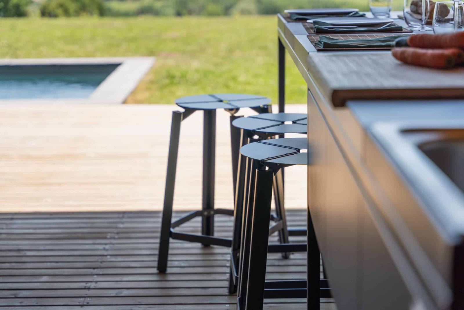 Tabouret d'extérieur complétant le bar extérieur, collection Riviera à Saint-Tropez