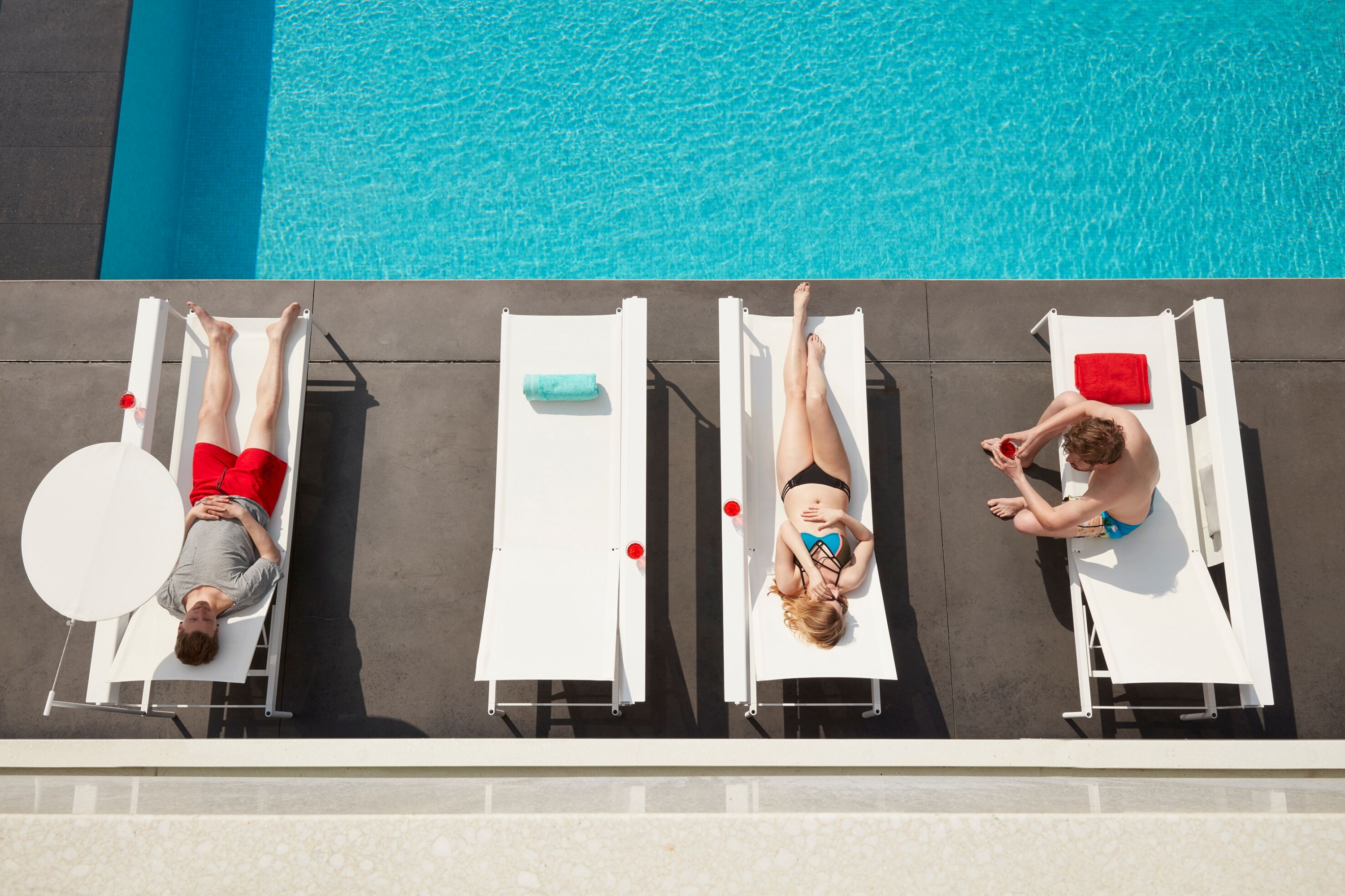 Transat transformable en canapé de la collection Sol + Luna par Extremis à Juan-les-pins