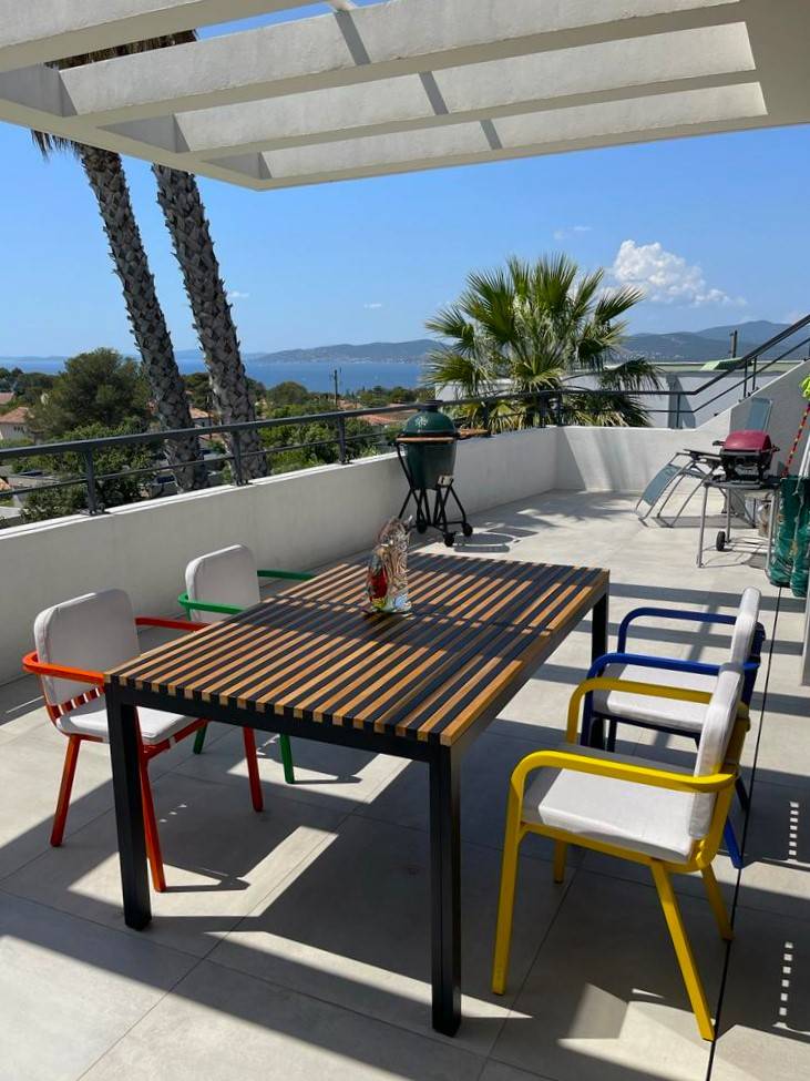 Table de repas extensible en teck et aluminium, collection Sutra par EGO PARIS à Saint-Tropez