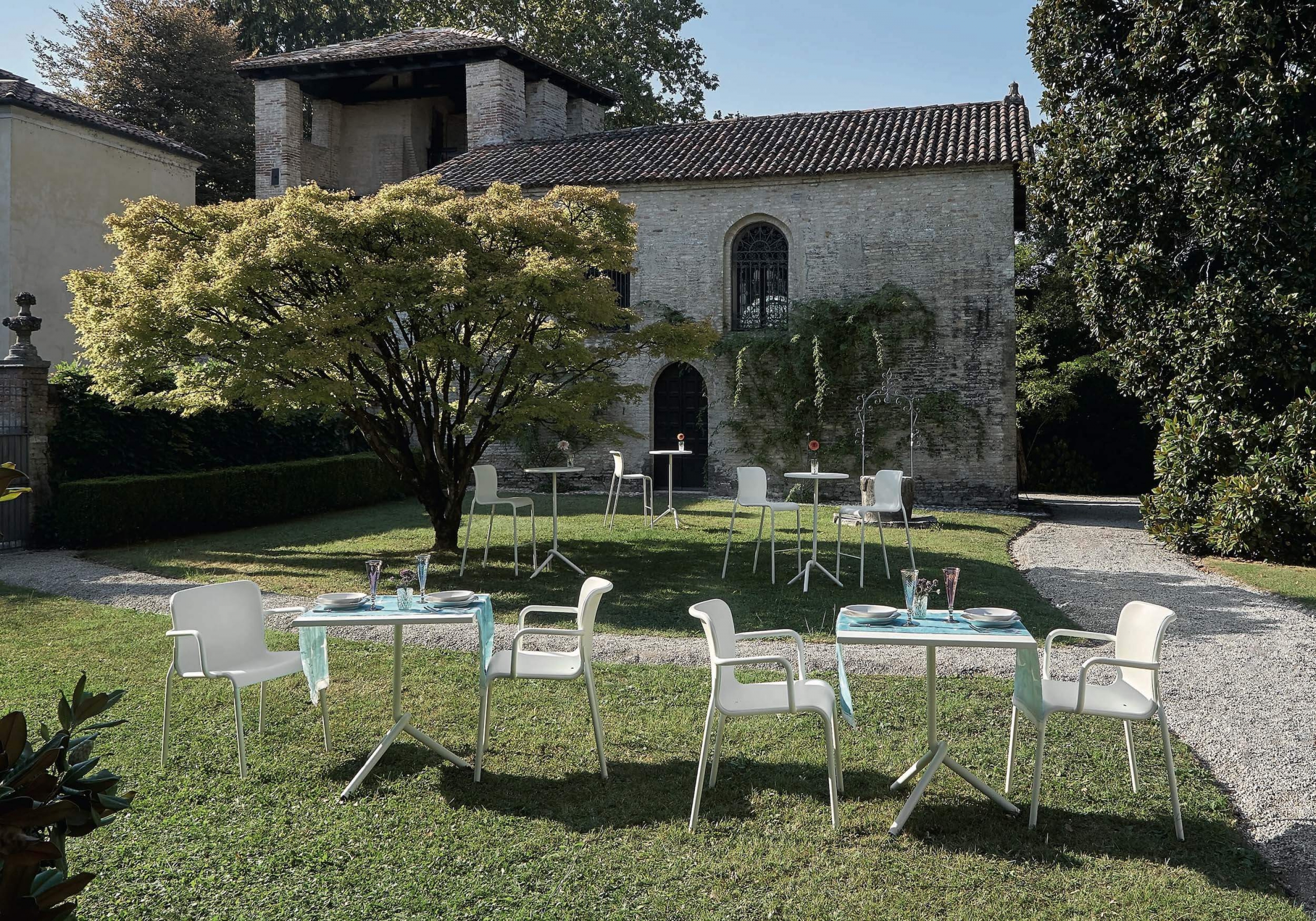 Table bistrot carré blanche par colos à Nice