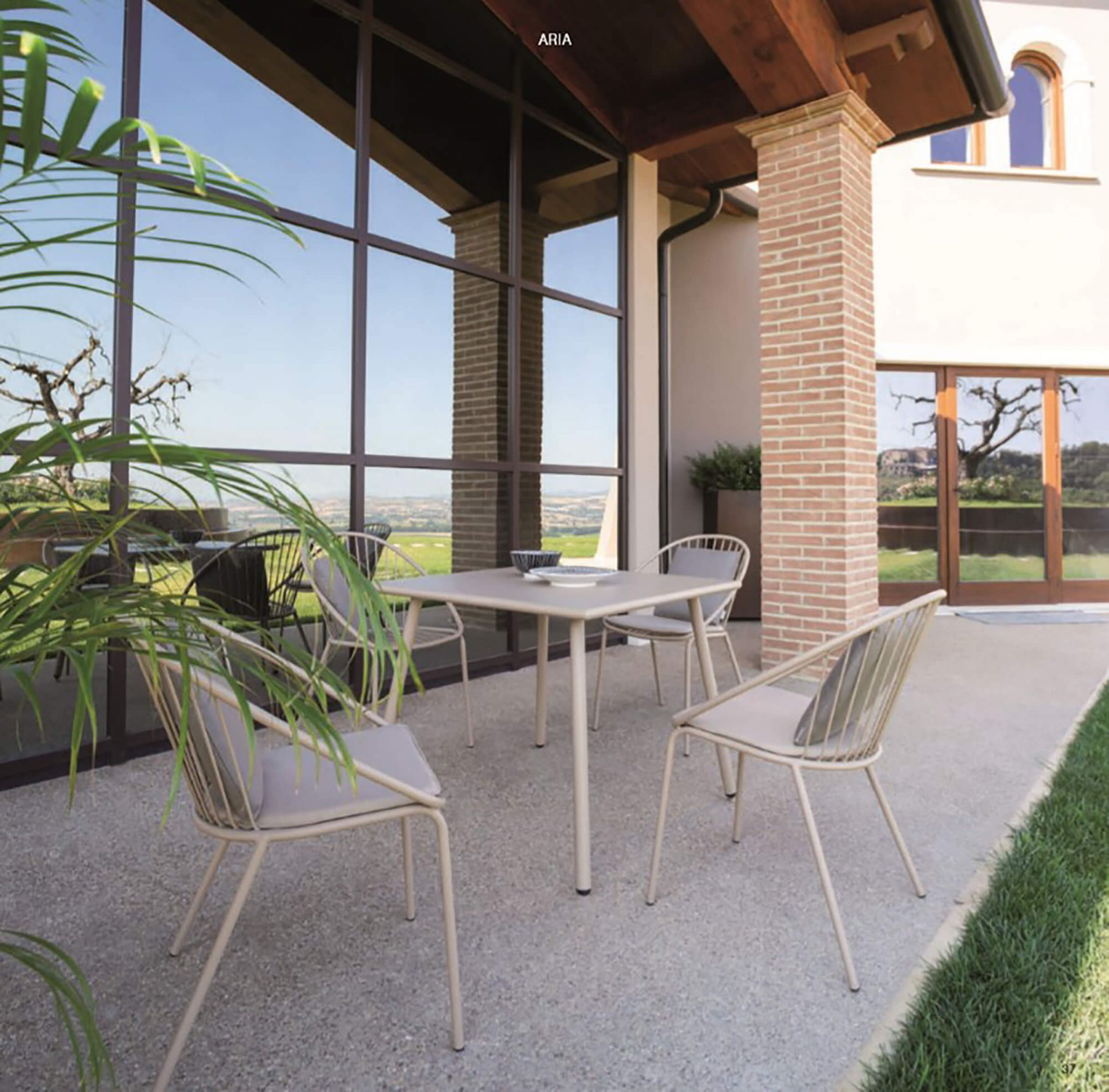 Ensemble repas d'extérieur en acier galvanisé collection Aria par Vermobil à Nantes