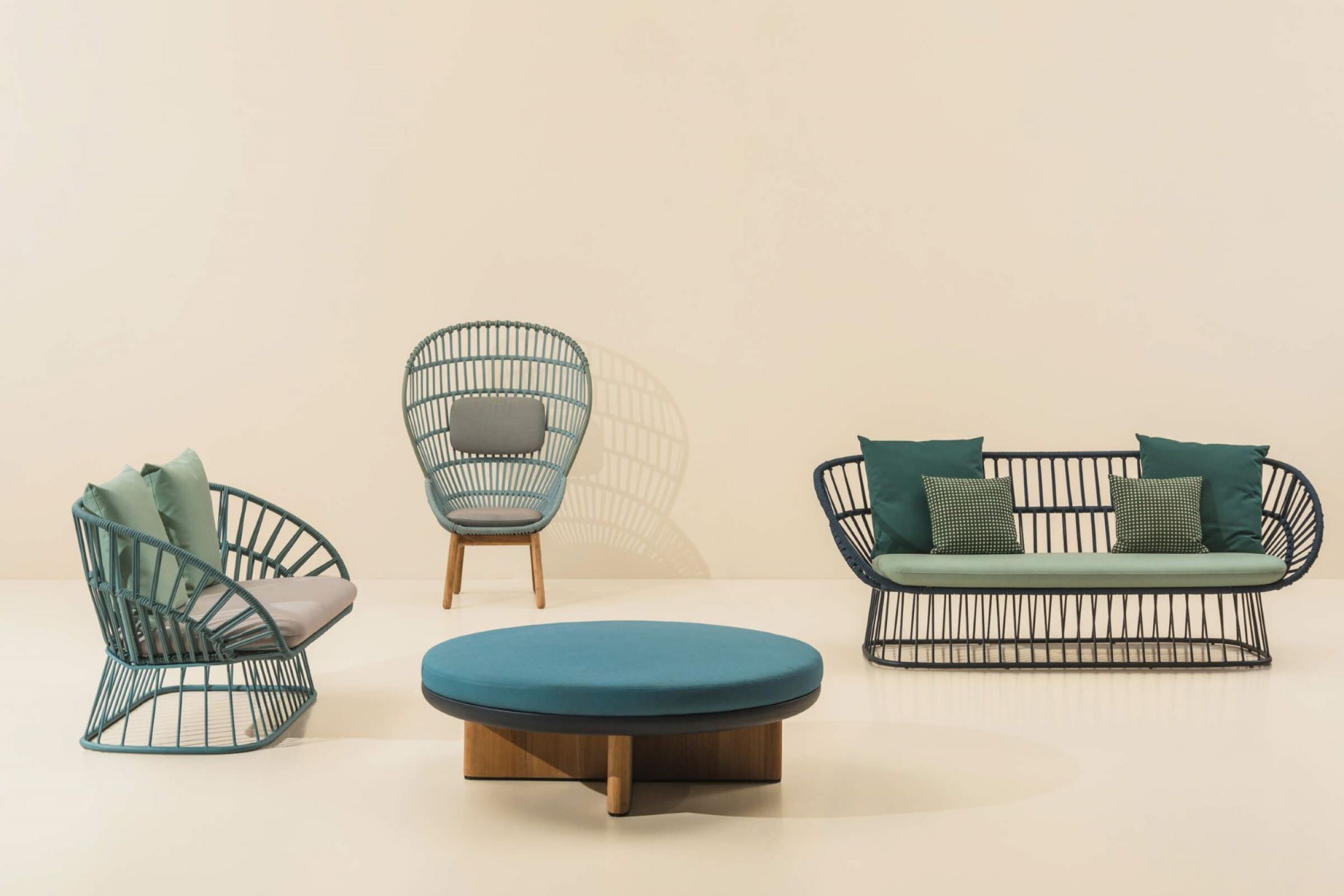 Table basse moderne avec plateau et structure au choix collection Cala par Solpuri à Genève