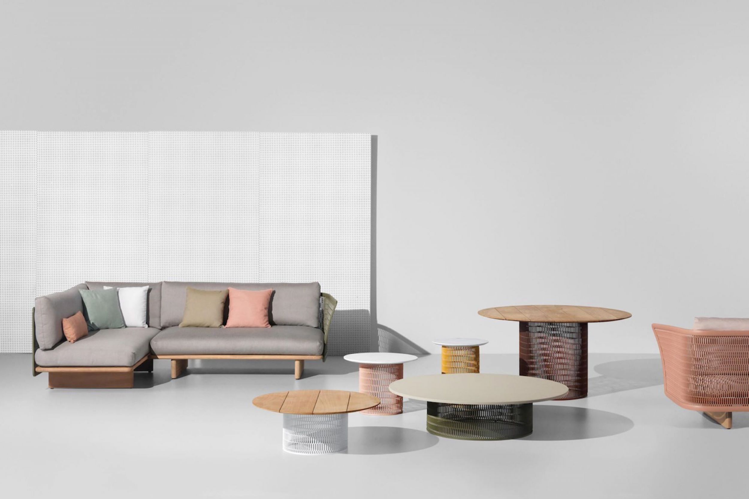 Table basse en plusieurs dimensions de jardin structure en aluminium thermo laqué collection Mesh par Kettal à Biarritz