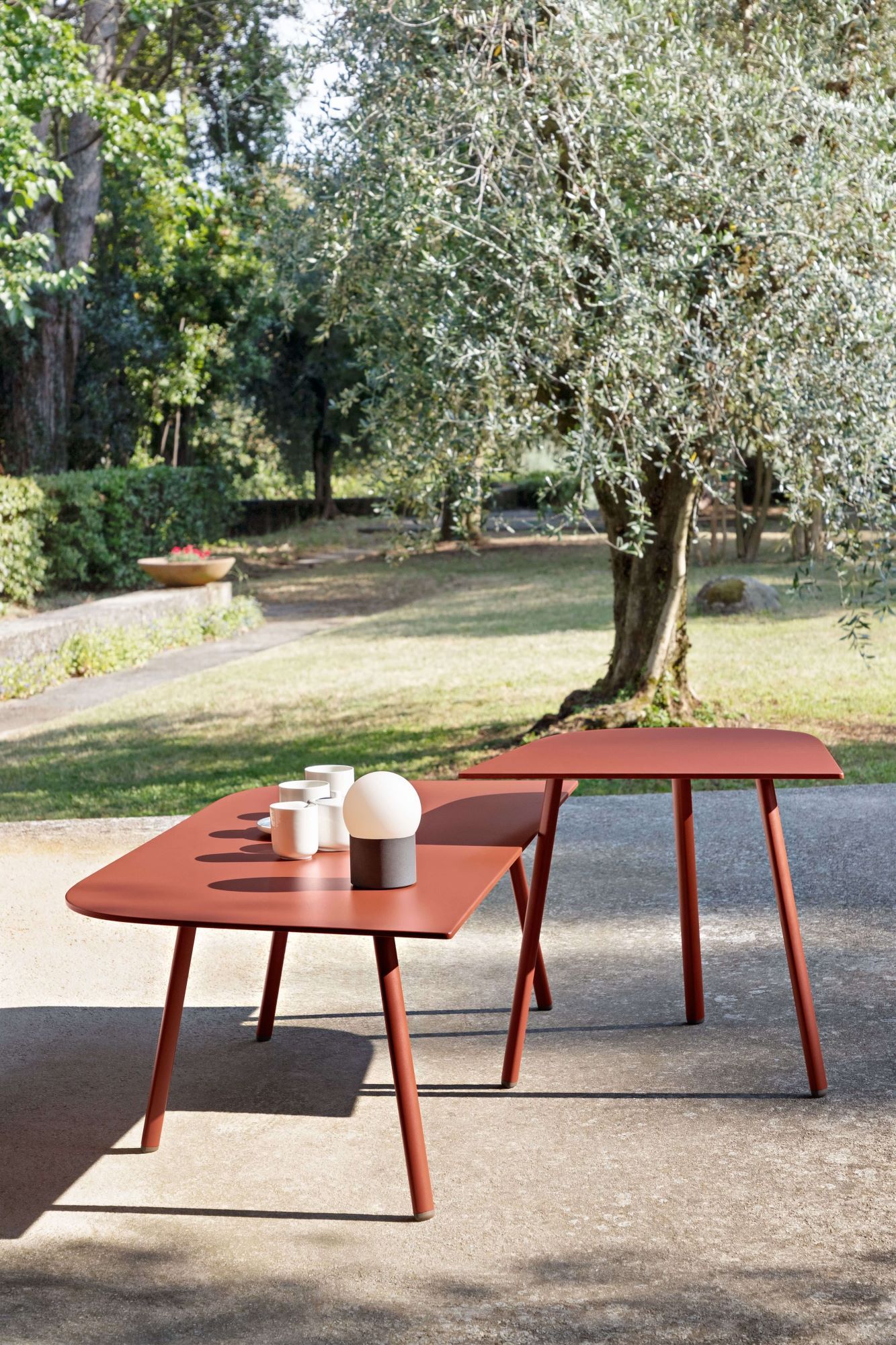 table basse de la collection Mosaiko rouge foncé à Genève