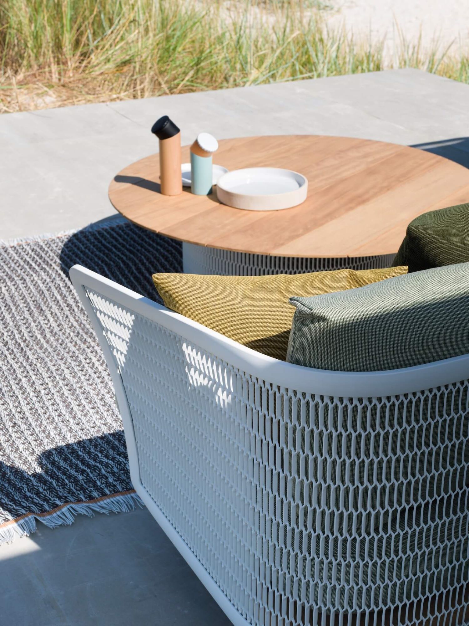Table basse avec plateau en teck structure en aluminium thermo laqué collection Mesh par Kettal à Nantes