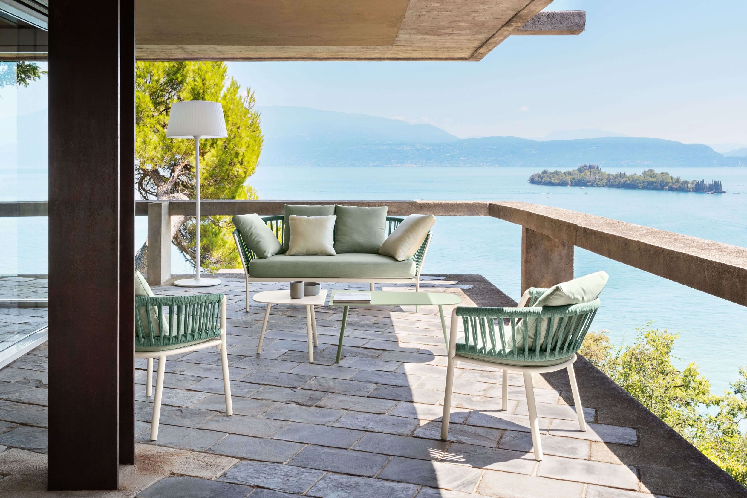 table basse de la collection Mosaiko en situation à Bordeaux