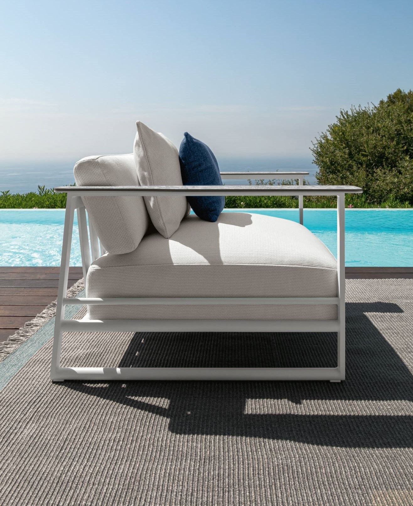 Fauteuil bas de jardin avec accoudoirs marbrés collection Riviera par Talenti à Nantes