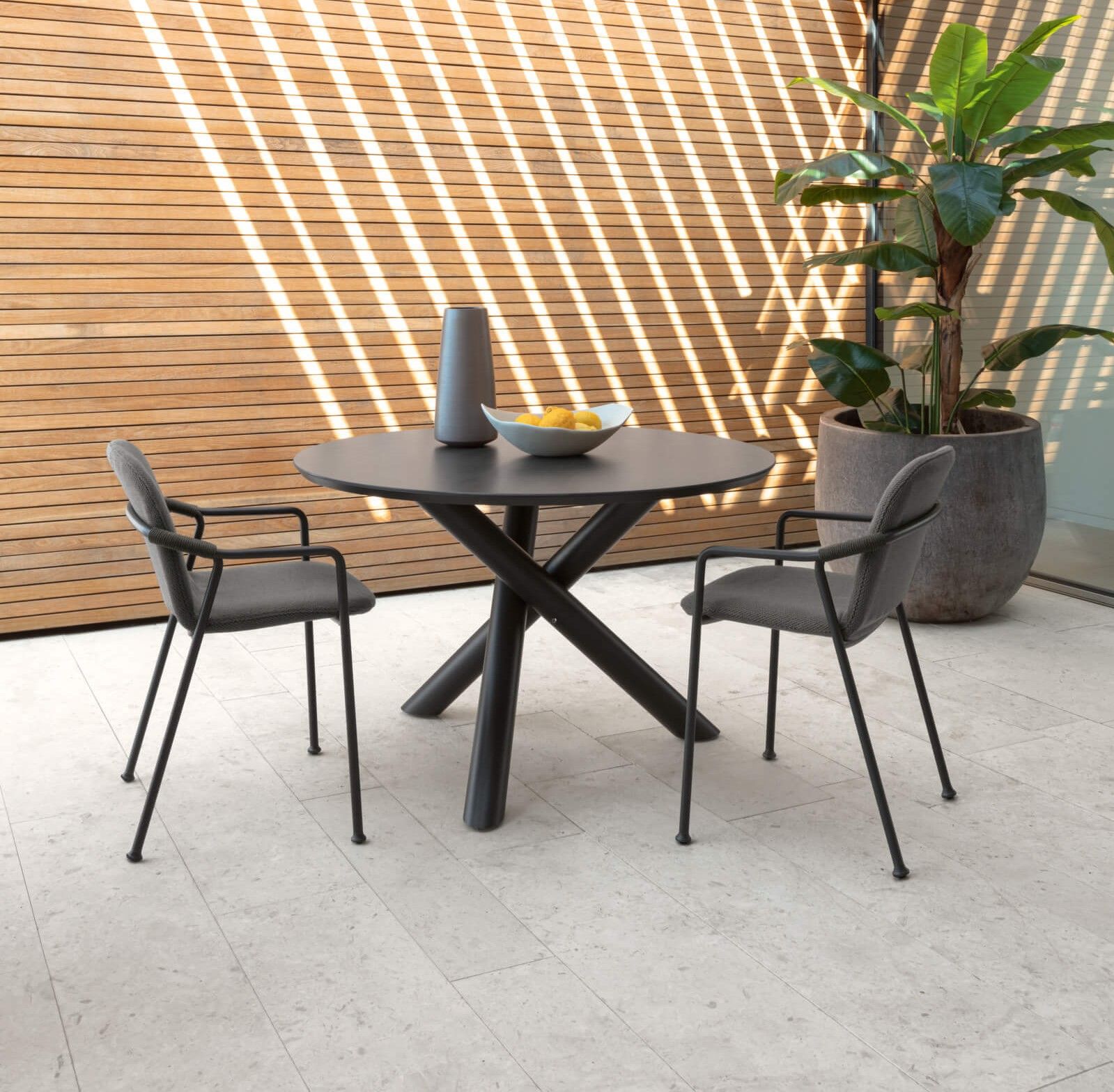 Chaise de repas avec cordage tressé sur les accoudoirs collection Coral par Talenti à Nantes