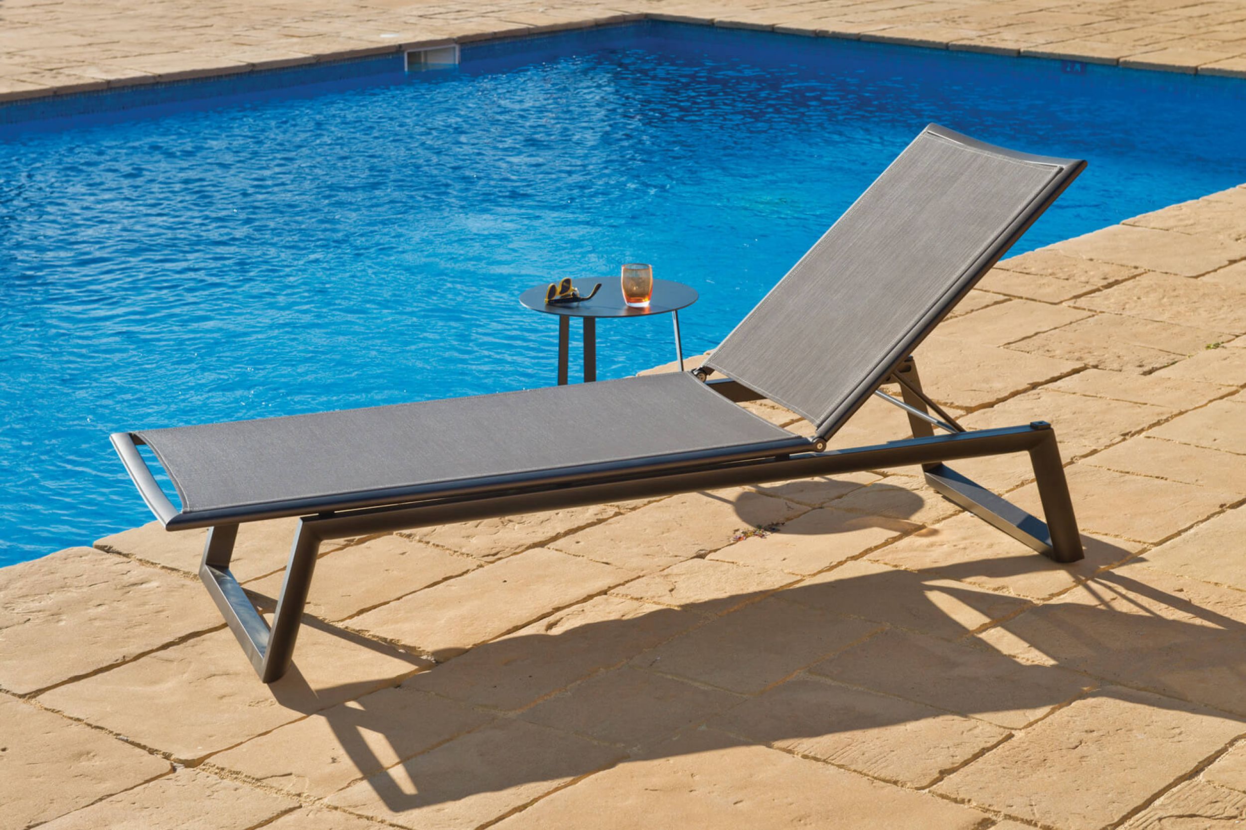 Bain de soleil de qualité en aluminium et toile marron à Cannes