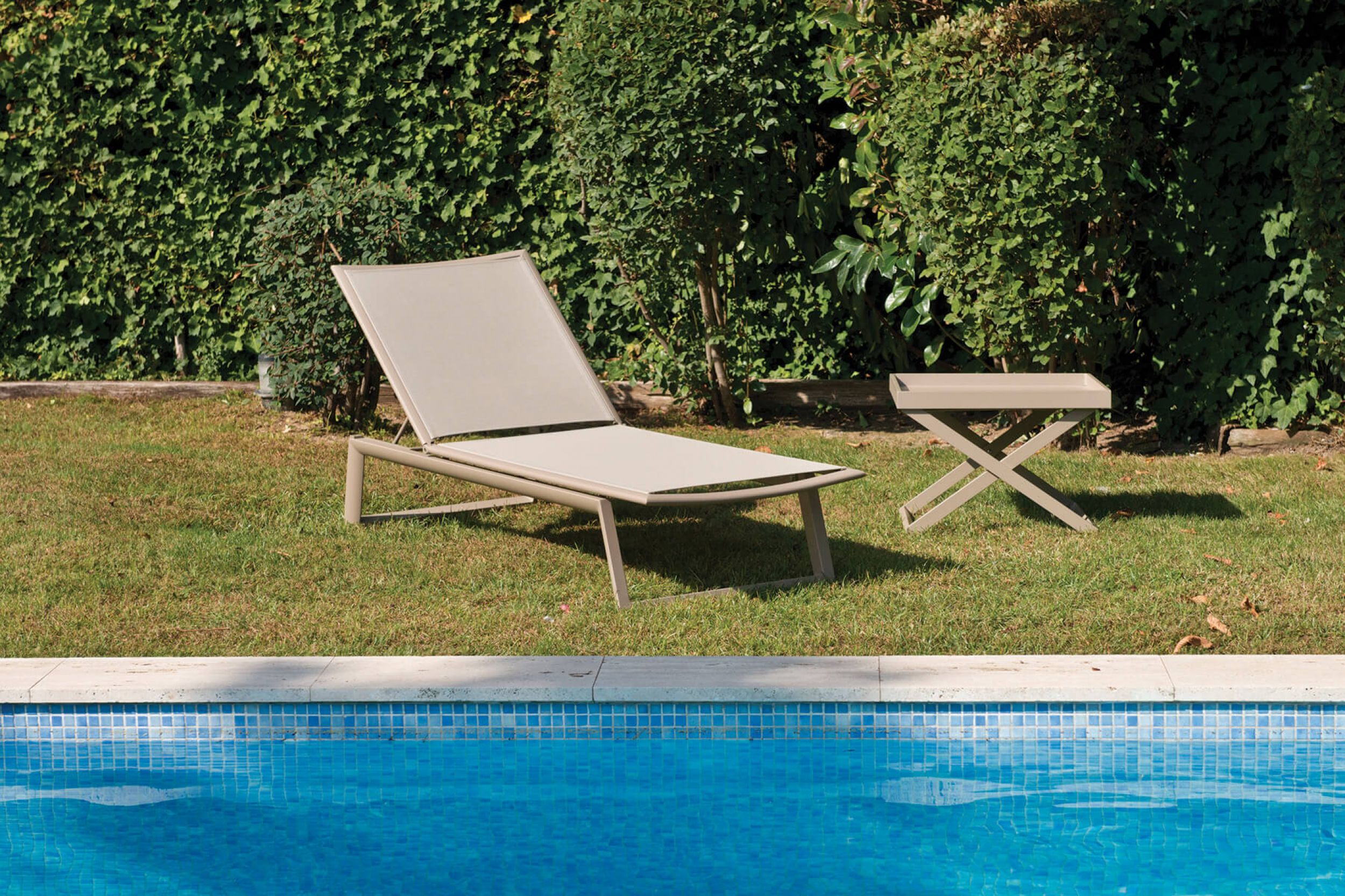 Bain de soleil en aluminium et toile beige twitchell à Paris