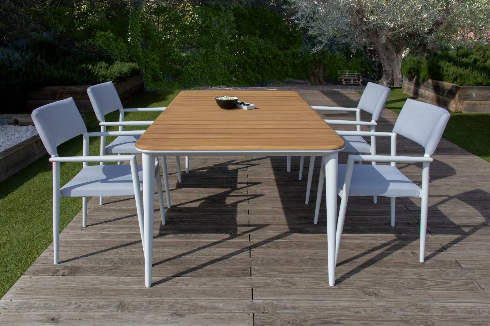 Table de repas tendance, aux bords arrondis, collection Timo par SELECTION à La Rochelle