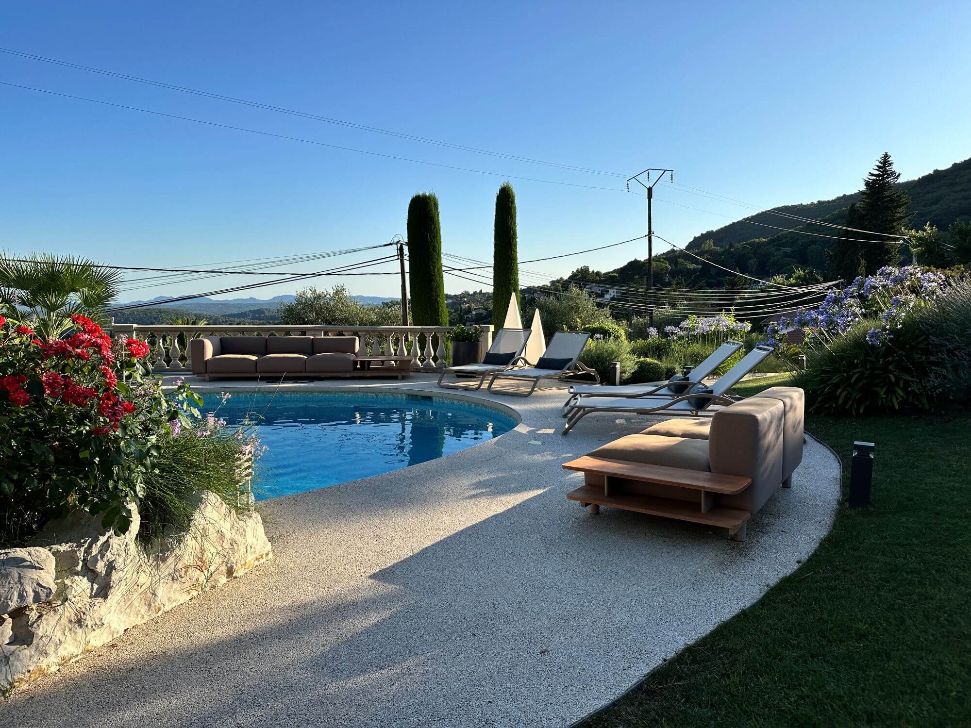 Salon de jardin Molo par Kettal dans une villa à Vence