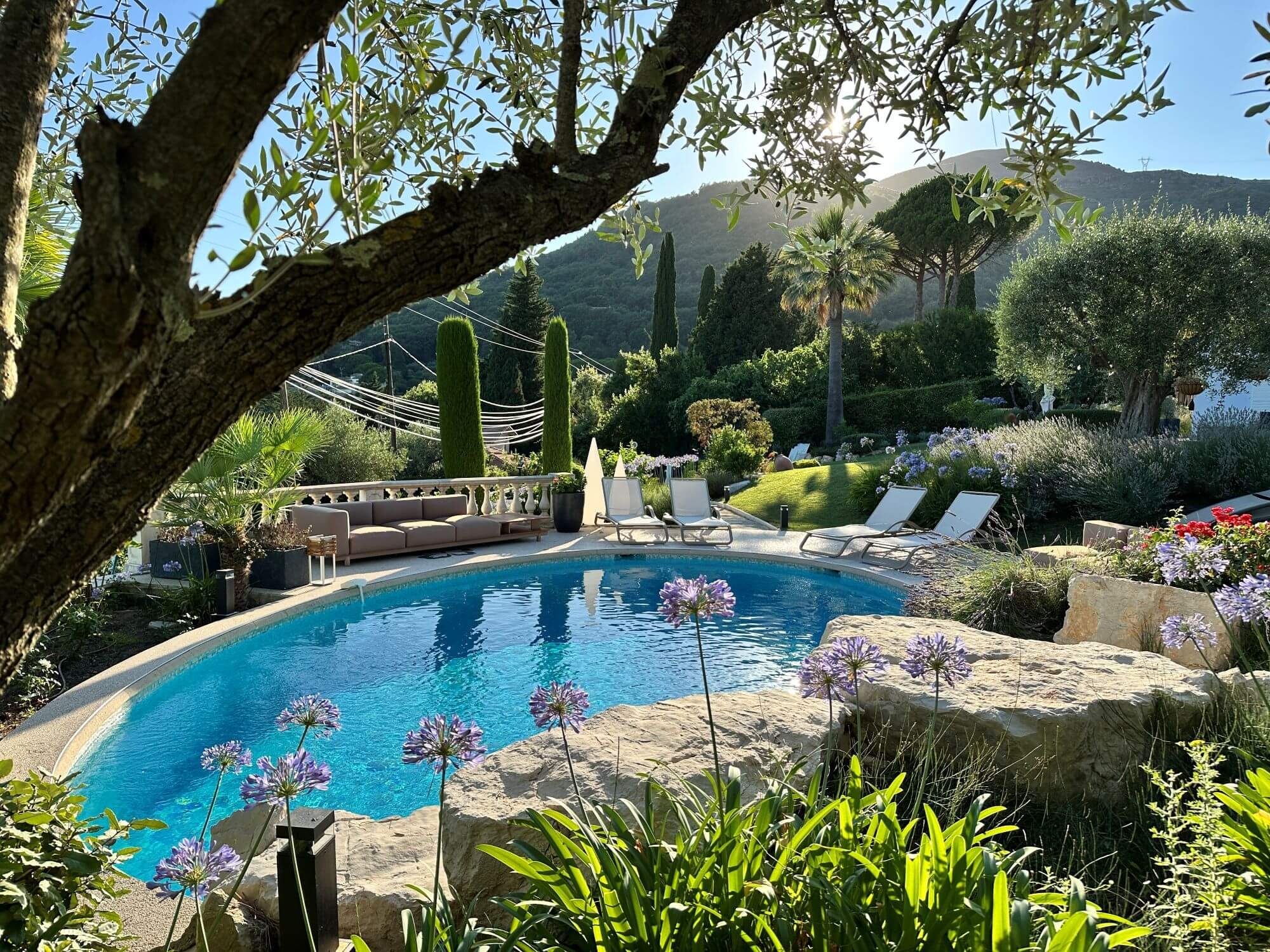 Aménagement piscine avec transats conforts et élégants à Vence