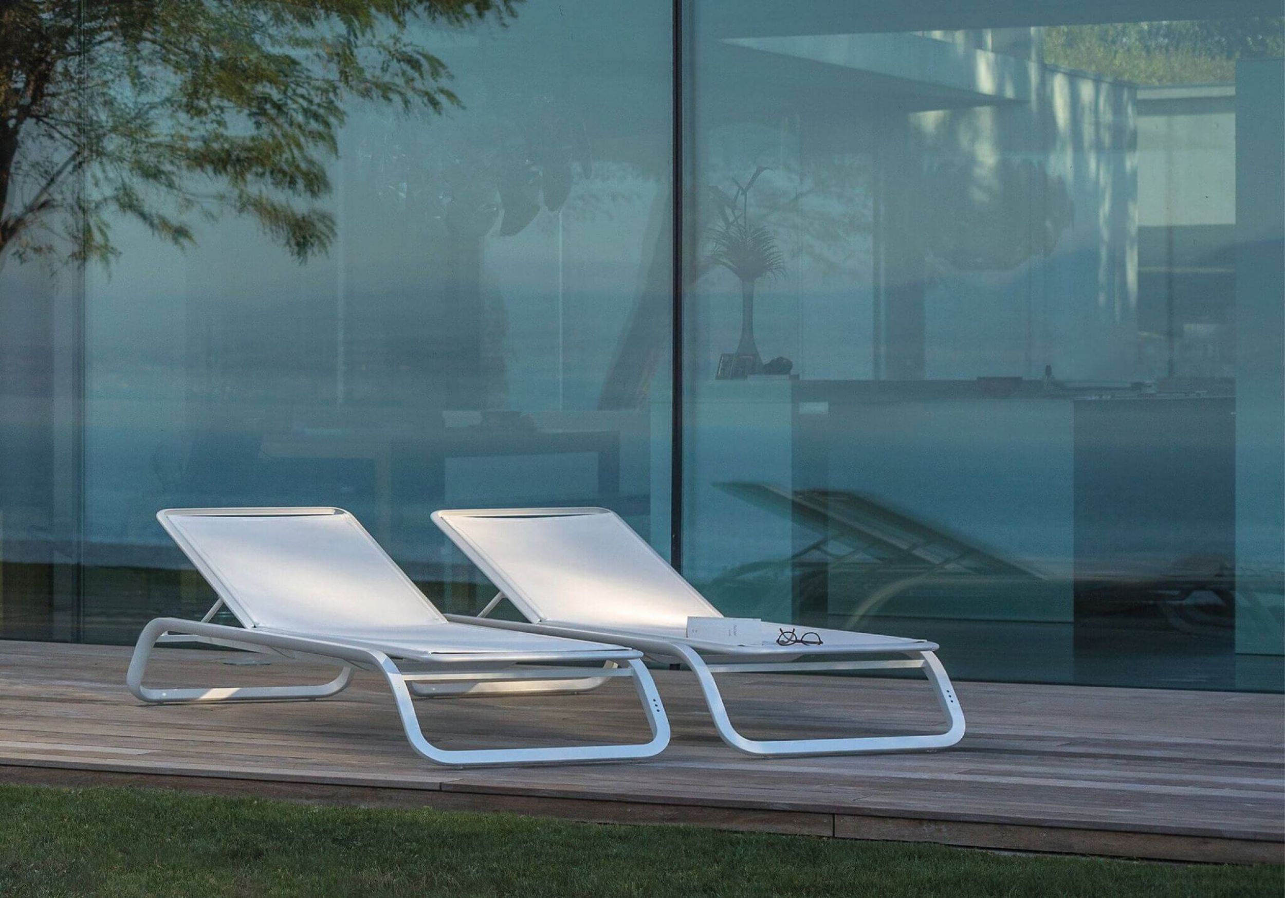 Bain de soleil résistant et réglable avec toile Batyline collection Marumi par Ego Paris à Biarritz