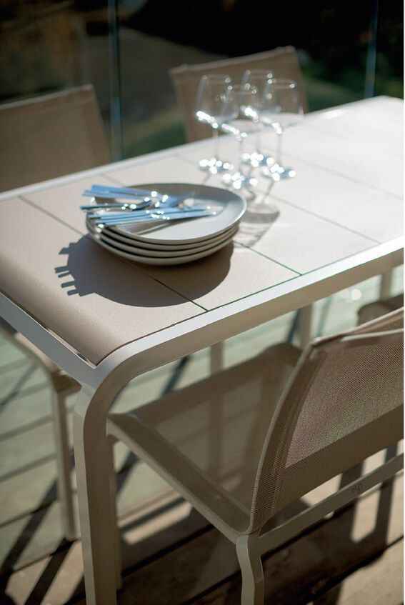 Zoom détail Table de repas en aluminium thermolaqué aux lignes fluides collection Tandem par Ego Paris