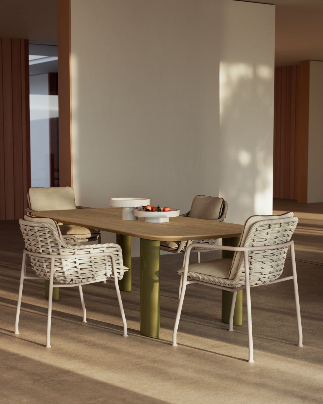 Fauteuil de repas en aluminium et corde tressée, design raffiné et intemporel, collection Tilos par Kettal à Villeneuve Loubet