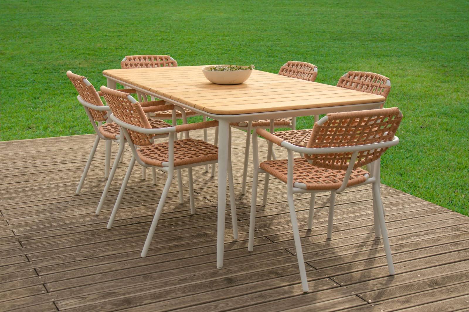 Table de repas extérieure avec piètement et bords arrondis, plateau en teck collection Timo par SELECTION à Antibes