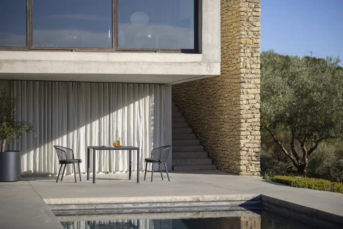 Table de repas au design épuré en inox et plateau céramique ou HPL, collection Alca par Todus