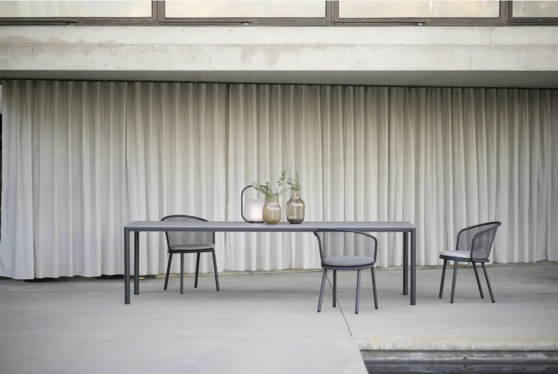 Table de repas au design épuré en inox et plateau céramique ou HPL, collection Alca par Todus