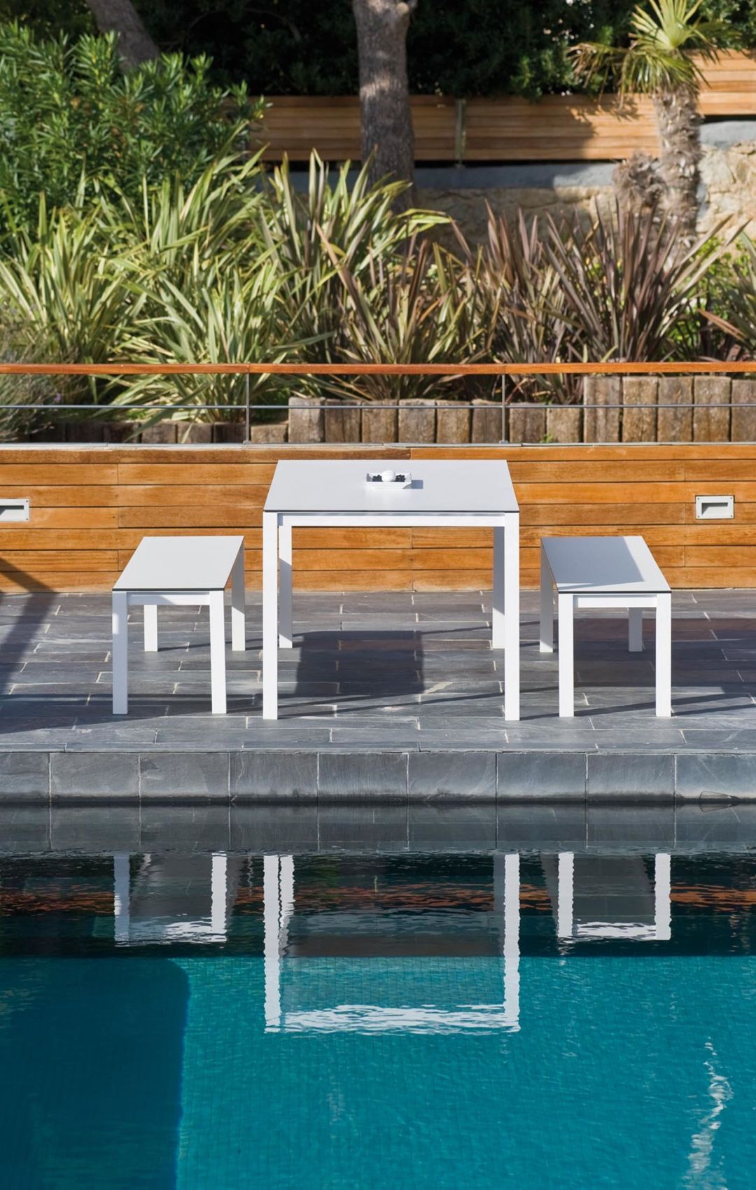 Table de repas en aluminium thermo laqué et plateau HPL collection Una à Nantes