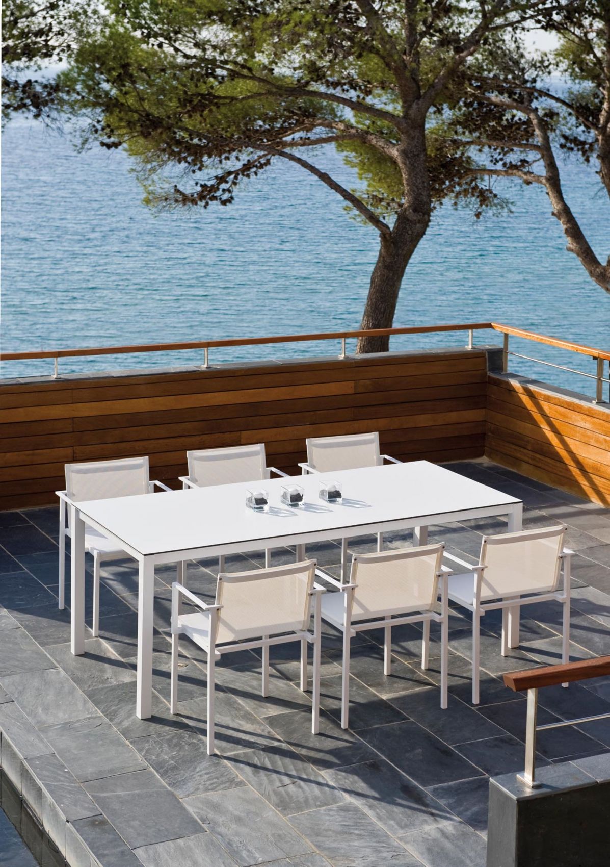 Table de repas en aluminium thermo laqué et plateau HPL collection Una à Lyon