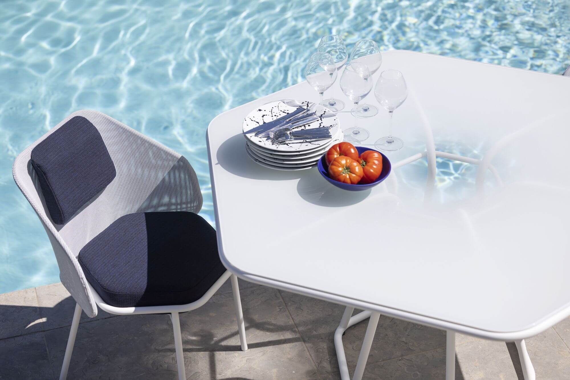 Chaise de repas confortable aux lignes géométriques collection HIVE par Ego Paris à Cannes