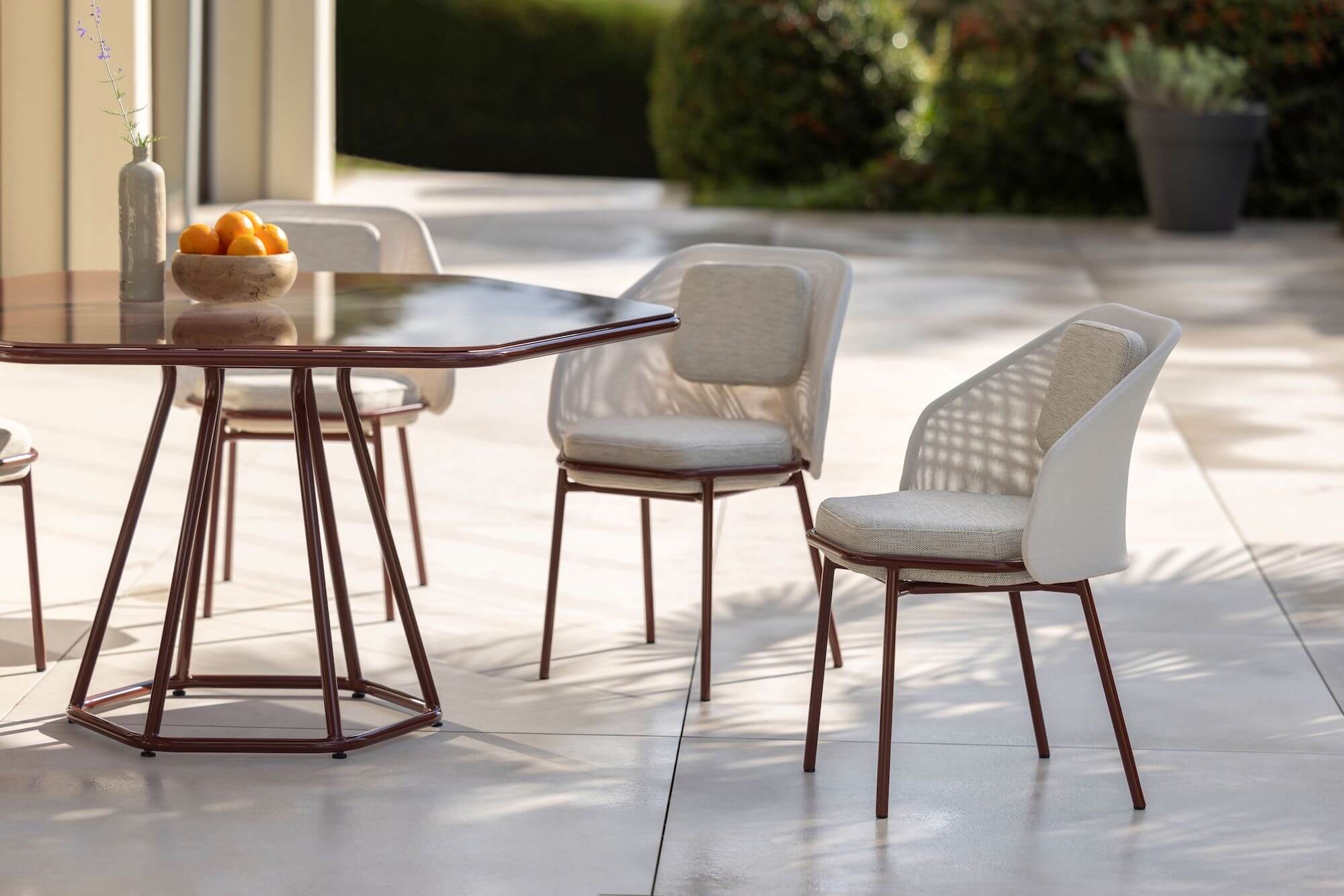 Chaise de repas design aux formes géométriques collection HIVE par Ego Paris à Antibes